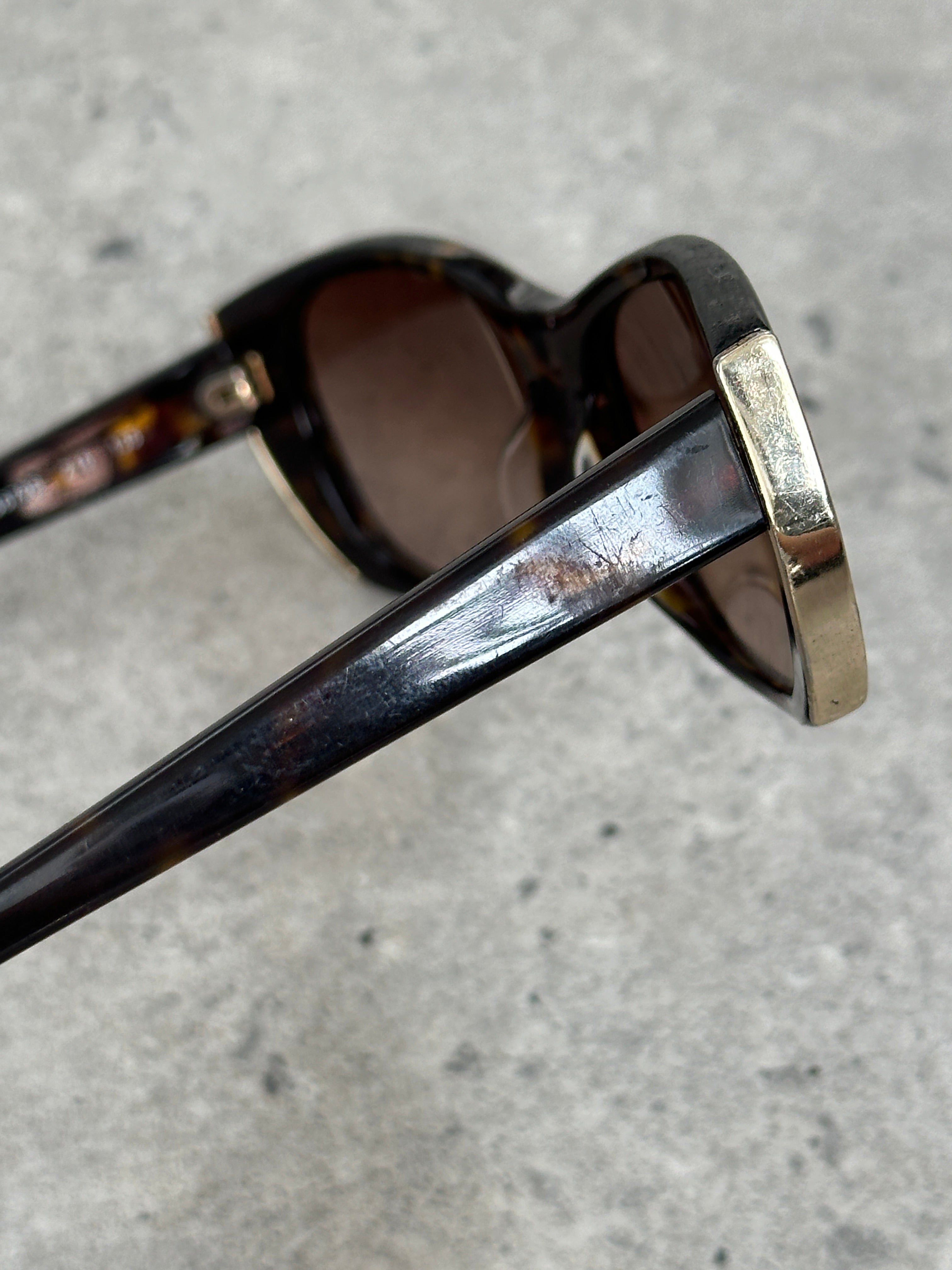 Jil Sander tortoiseshell rectangular logo sunglasses with dark lenses and slim frame, stylish and modern accessory.