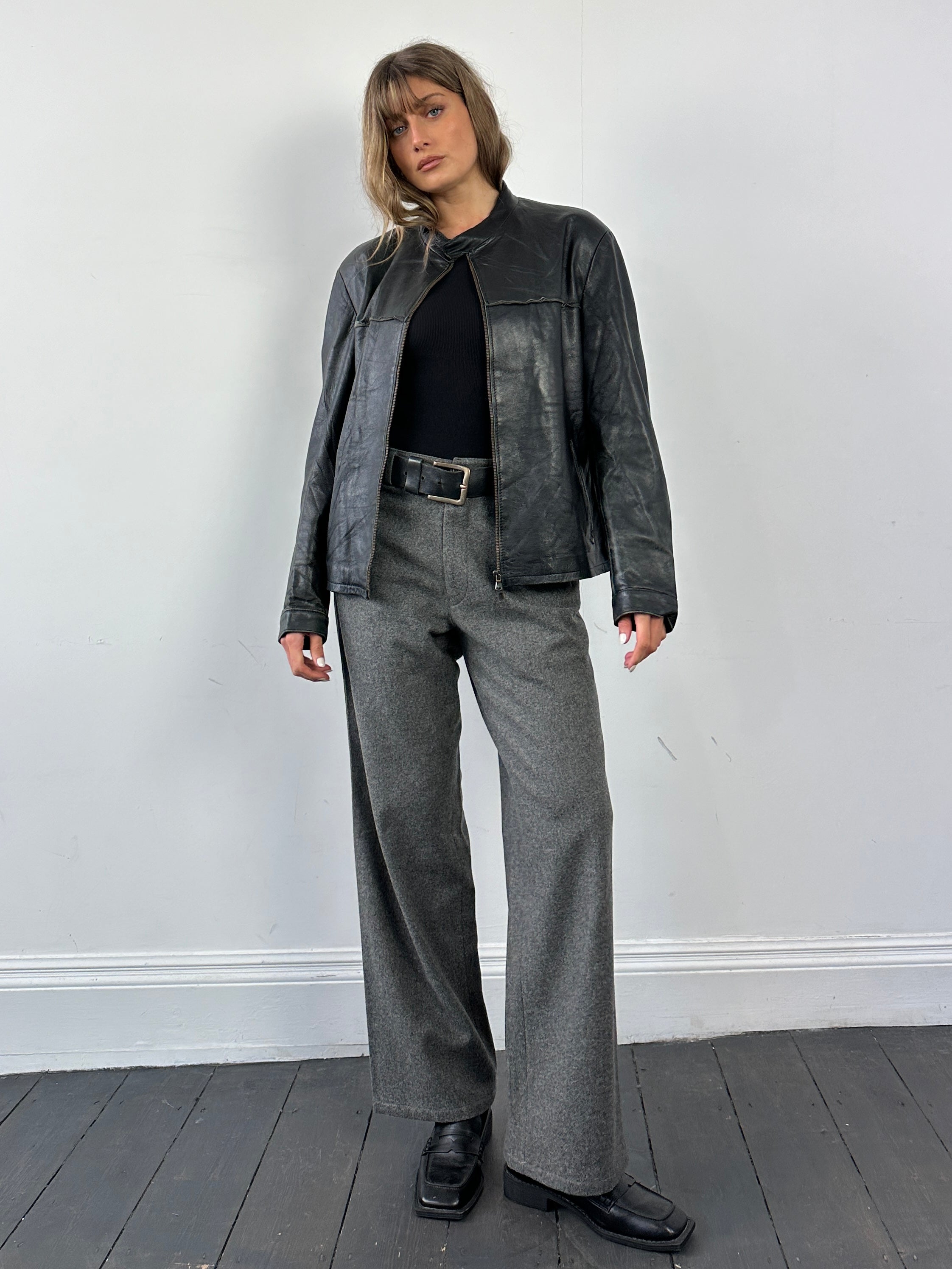 Vintage Italian double zip leather jacket in size M, stylish vintage leather jacket with classic design and metal zipper details.