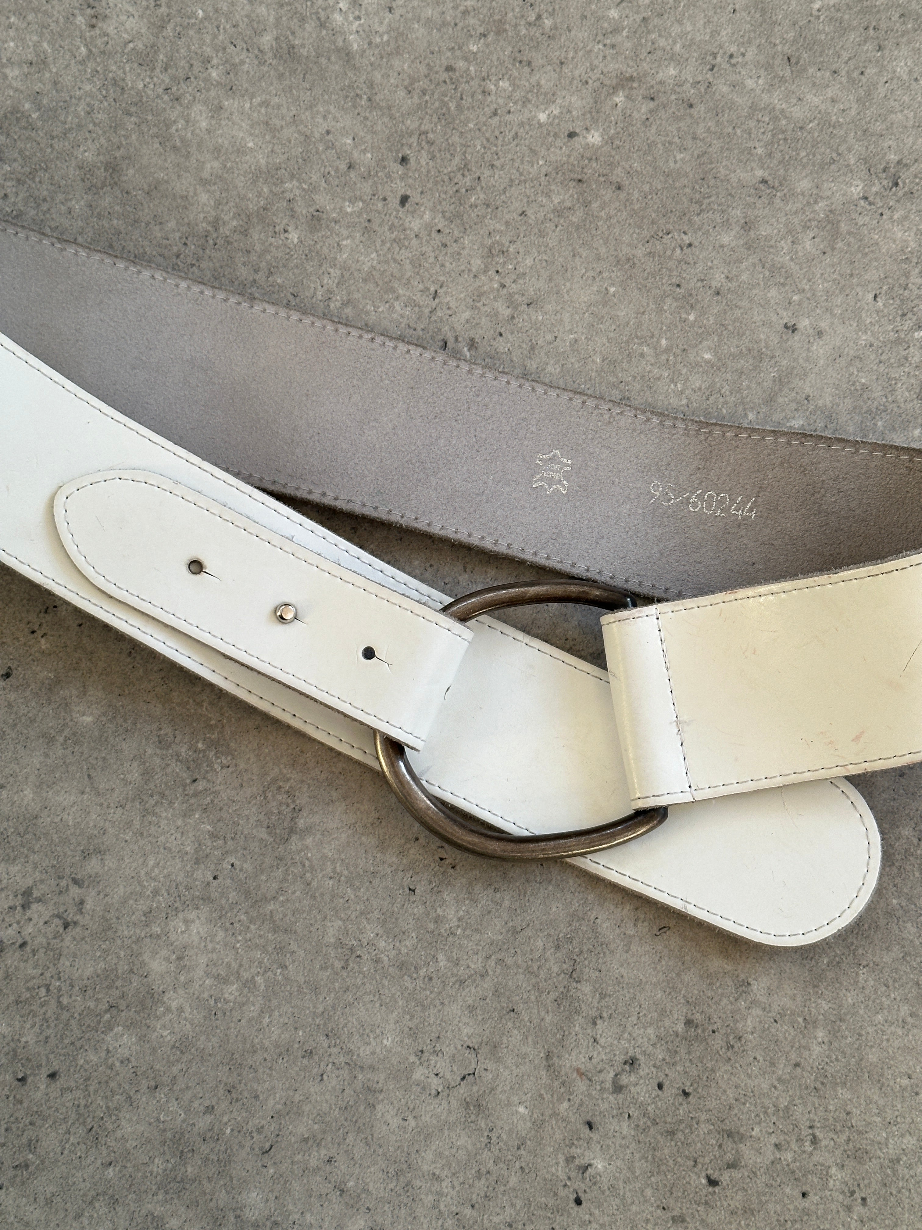 Vintage 1990s chrome chunky leather belt with metal buckle, size W36-40, showcasing textured black leather and bold style.