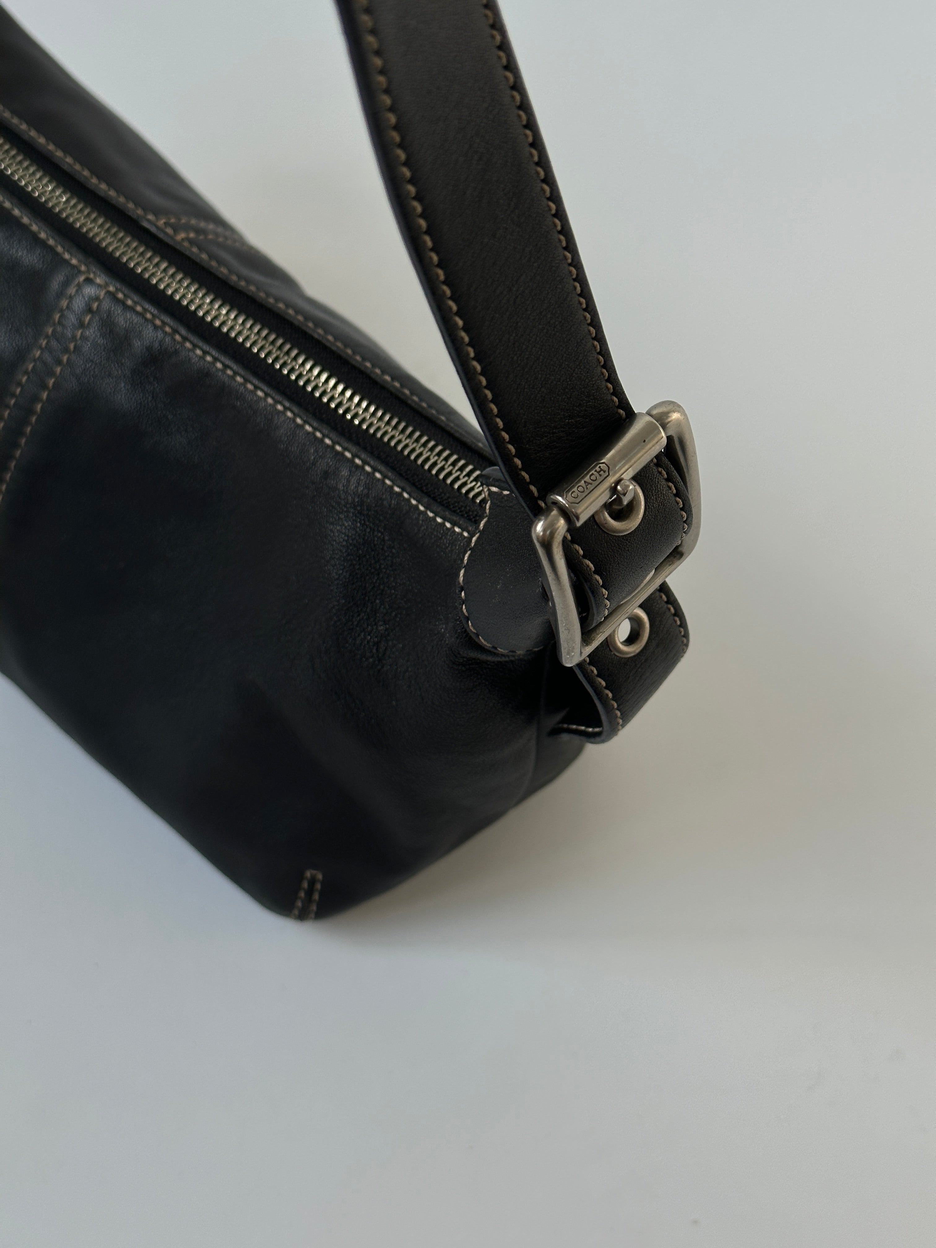 Coach 2000s leather shoulder bag with contrast stitching, featuring a classic design and adjustable strap.