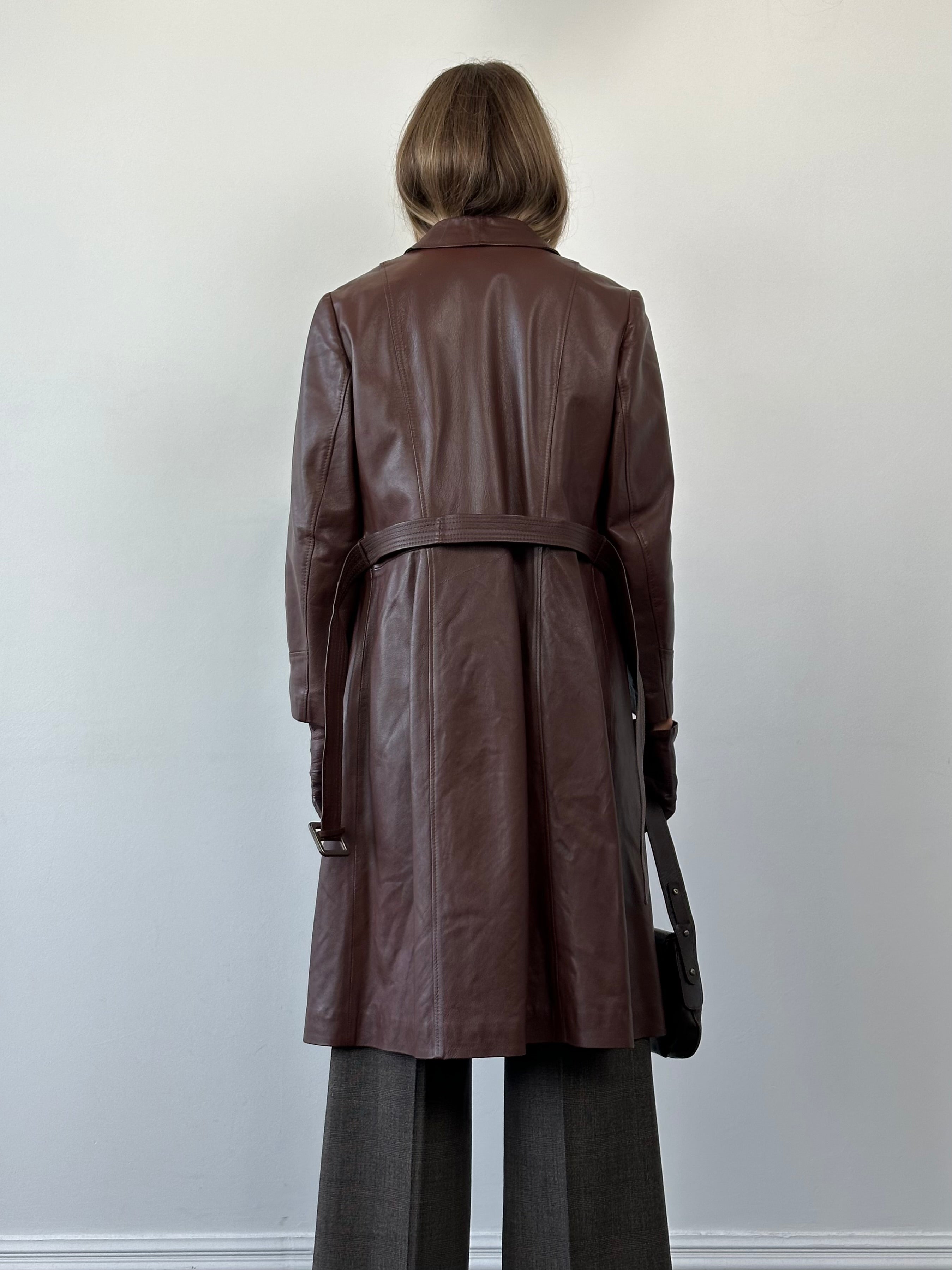 Vintage smooth leather belted trench coat jacket in size M/L, featuring classic design and tailored fit.