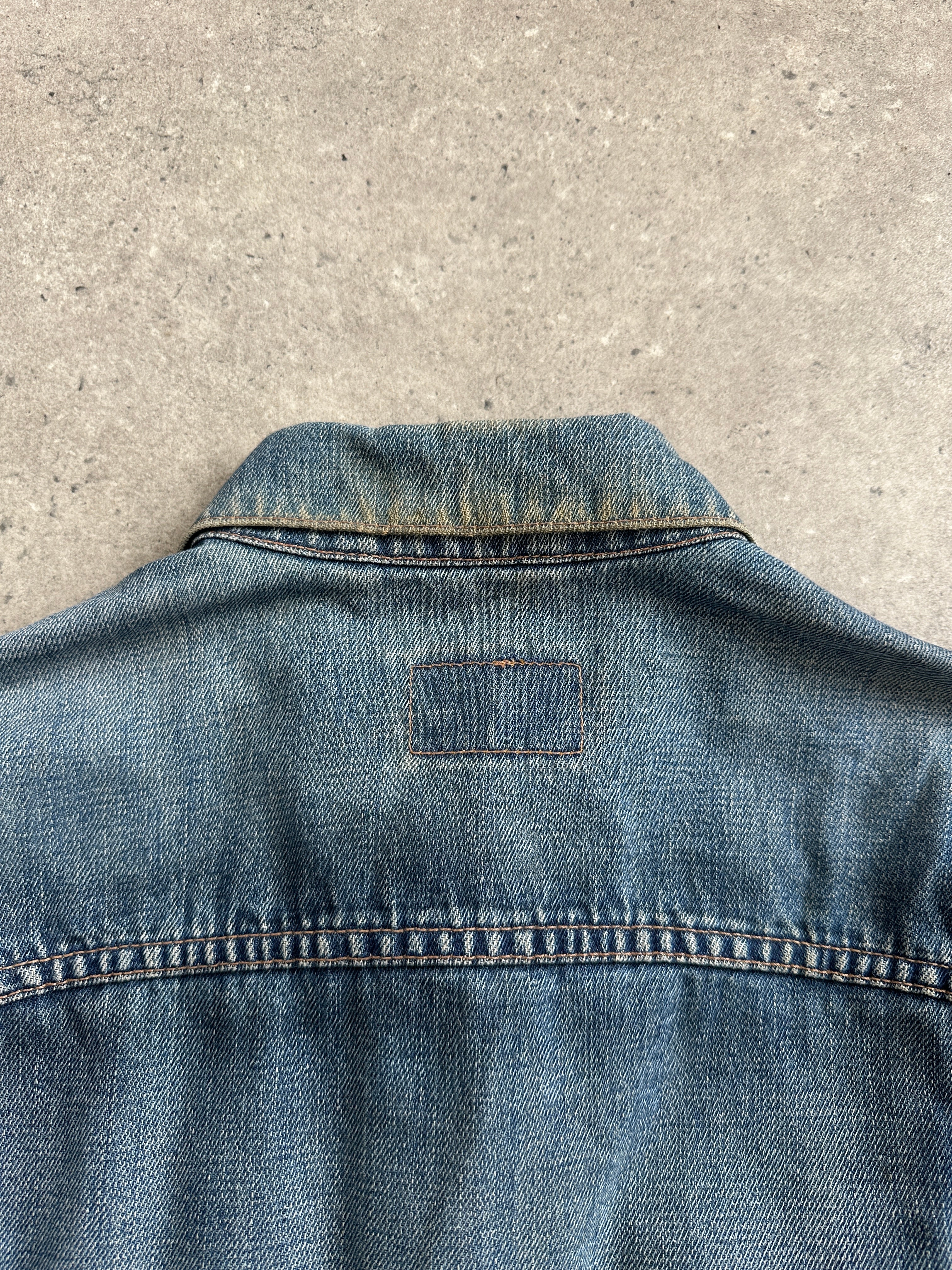 Levi’s 1990s faded denim jacket in size M, featuring classic distressed denim and vintage styling, displayed on a plain background.