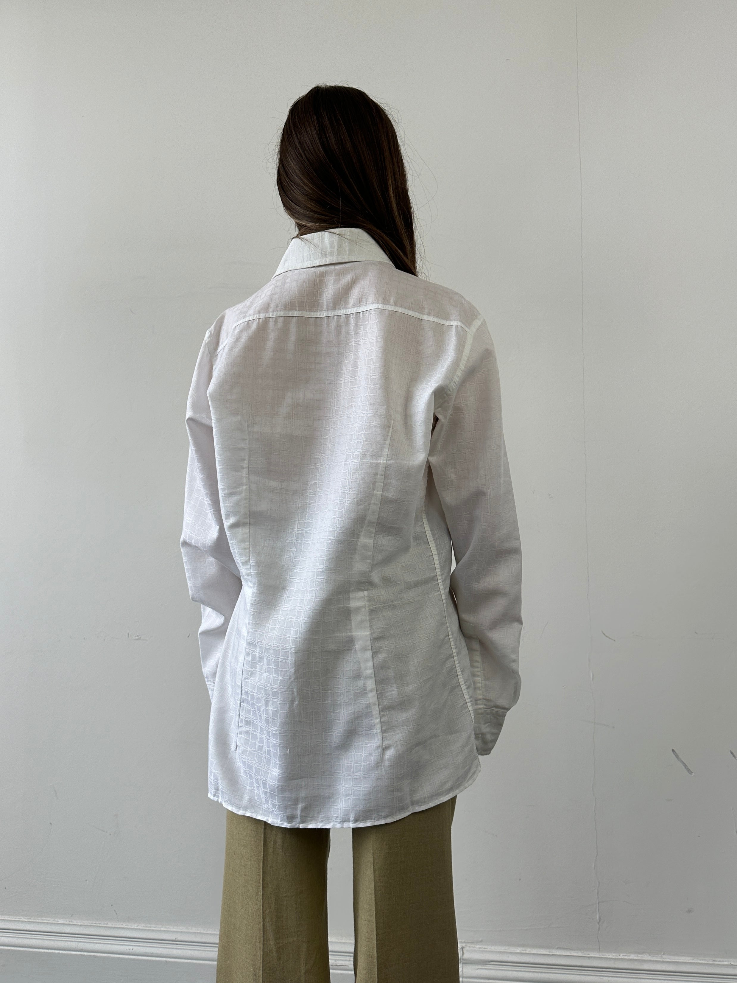 Italian Vintage cotton dagger collar shirt in size S/M, featuring classic design and lightweight fabric.