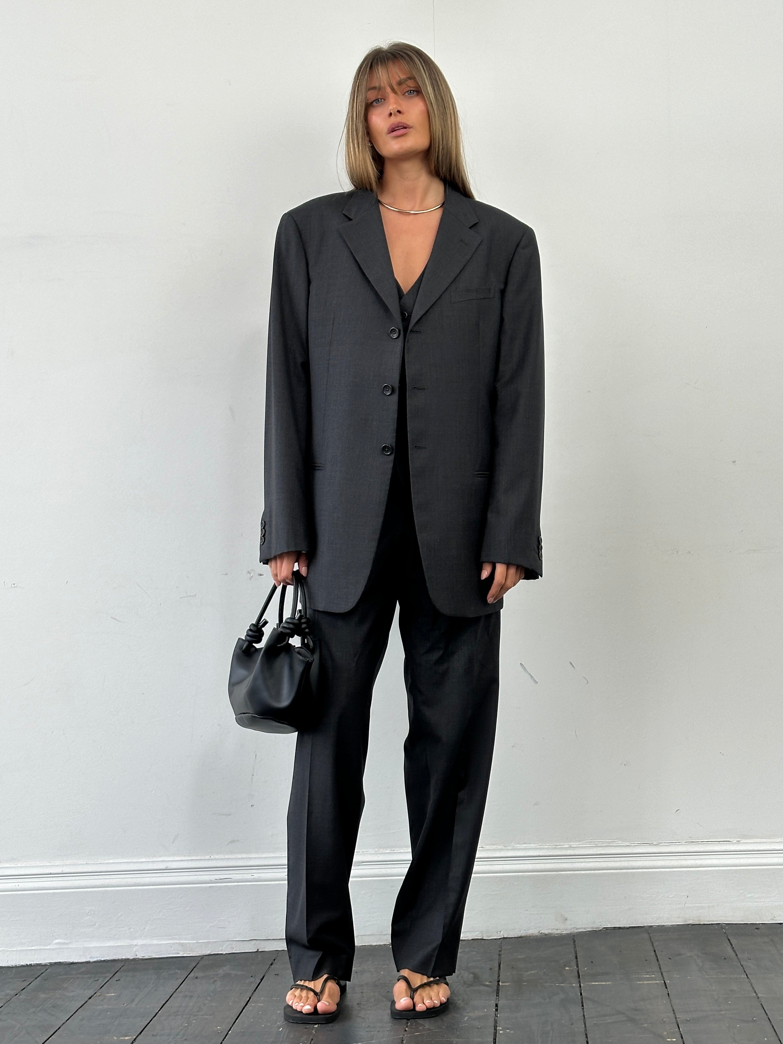 Armani Collezioni pure wool single-breasted three-piece suit in size 46R/W36, tailored with classic lapel and matching trousers on a mannequin.