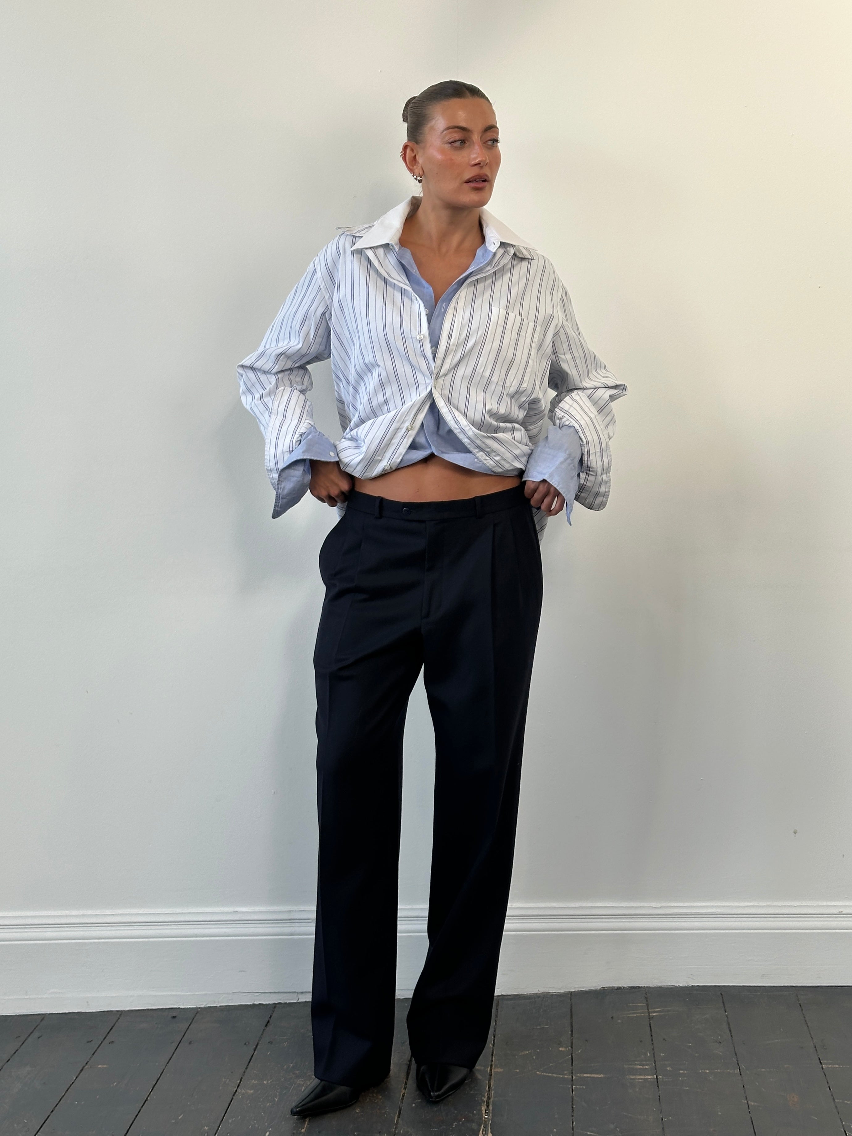 Vintage Italian 1990s high-waisted pure wool tailored trousers with pleats, size W32, classic vintage style.