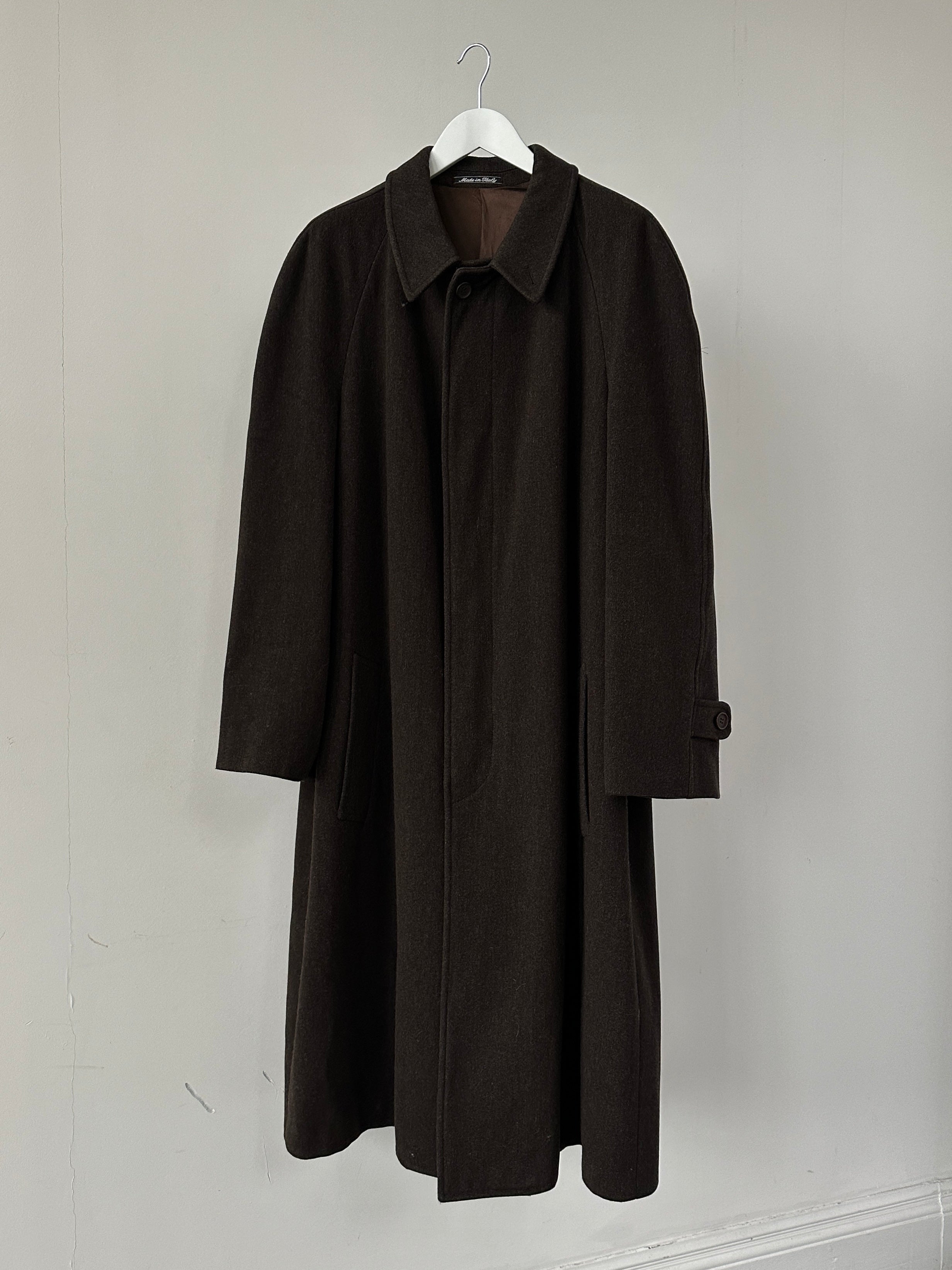 Giorgio Armani Le Collezioni wool coat with concealed placket in XL, featuring a tailored design and classic style.