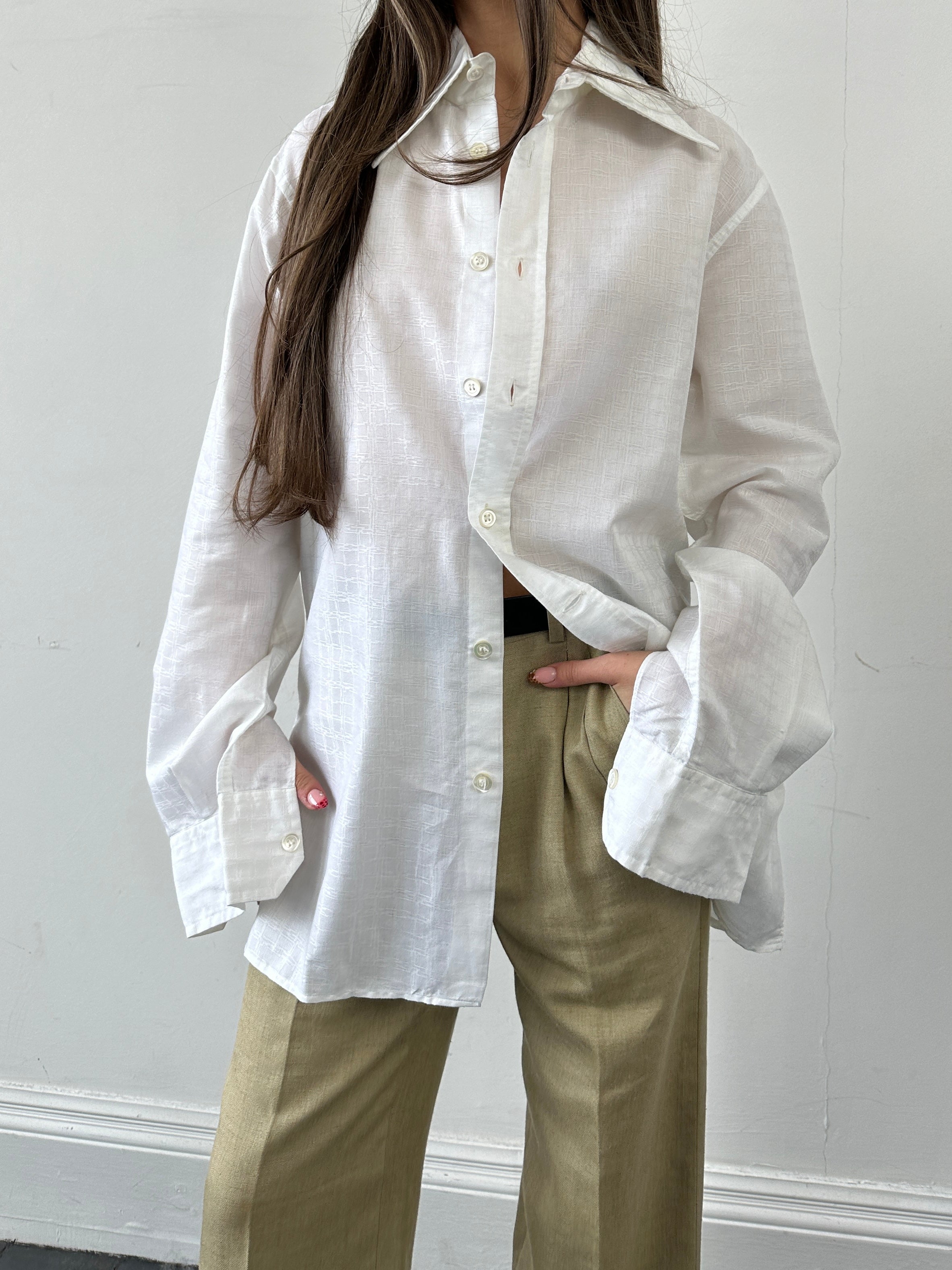 Vintage Italian cotton dagger collar shirt in size S/M with classic vintage style and detailed collar design.