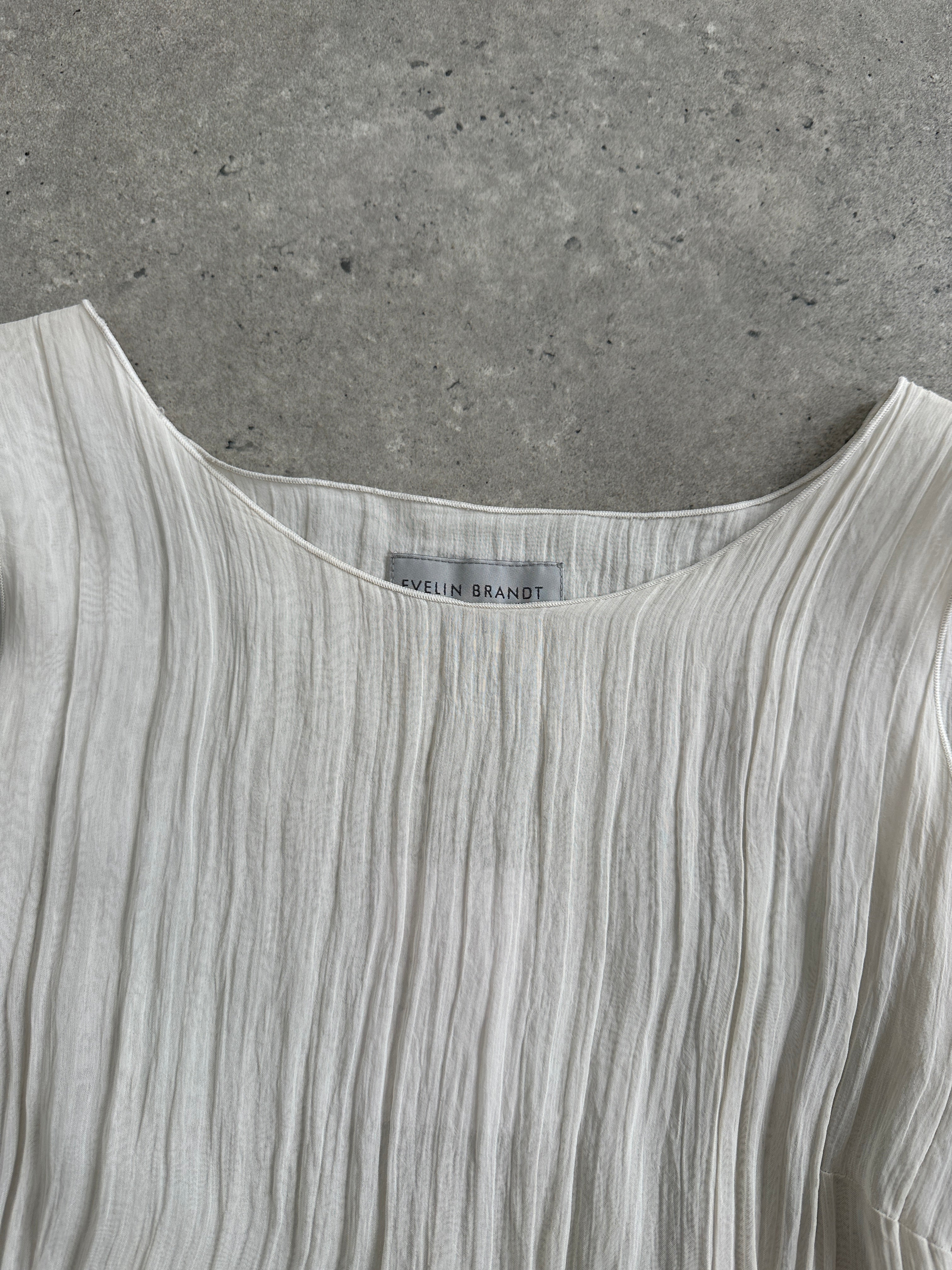 Vintage 2000s pleated floor-length dress in size M, showcasing a classic, elegant design with flowing fabric and detailed pleats.