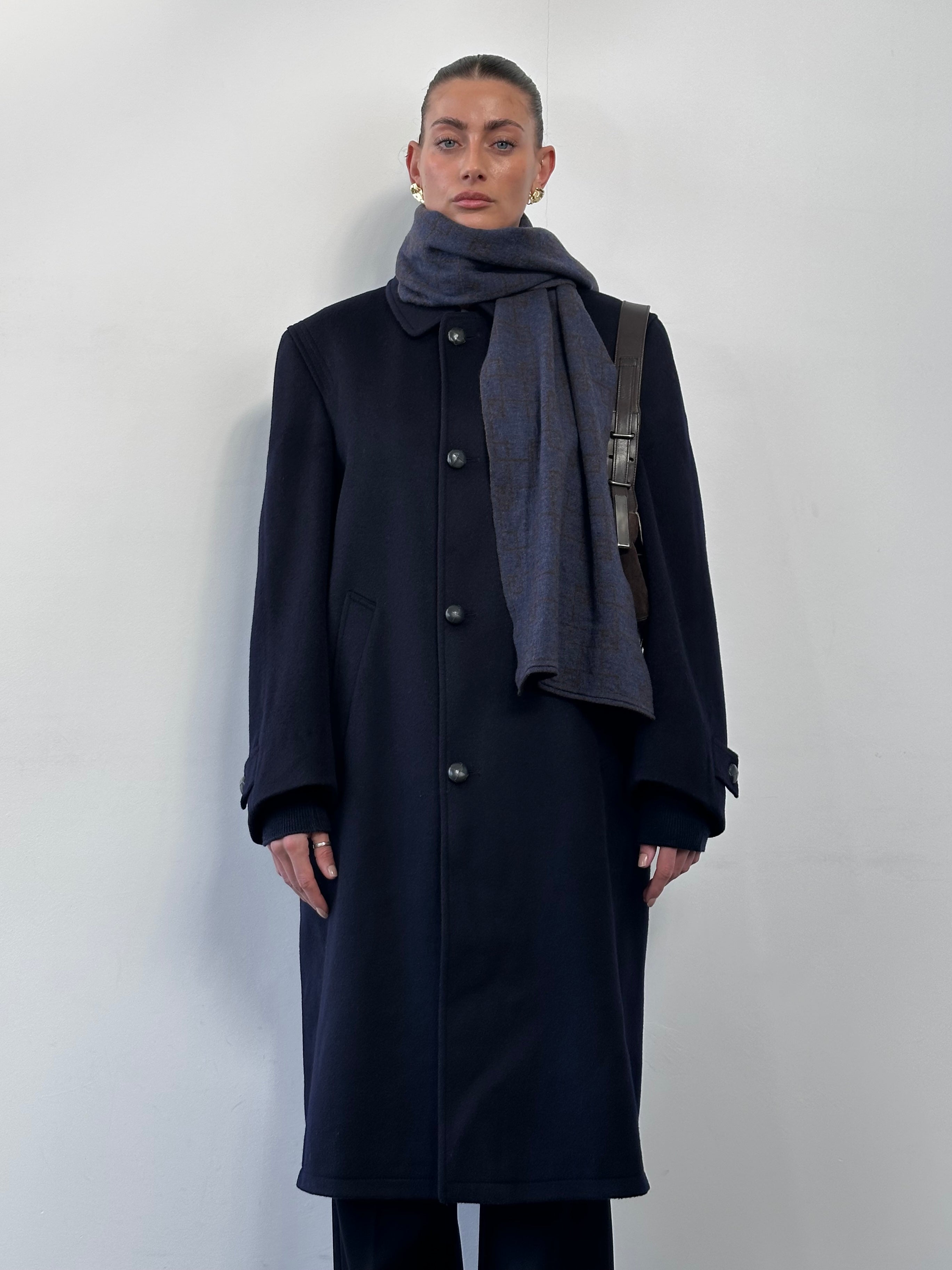 Vintage wool alpaca single-breasted coat in size L, featuring classic design and warm, textured fabric.