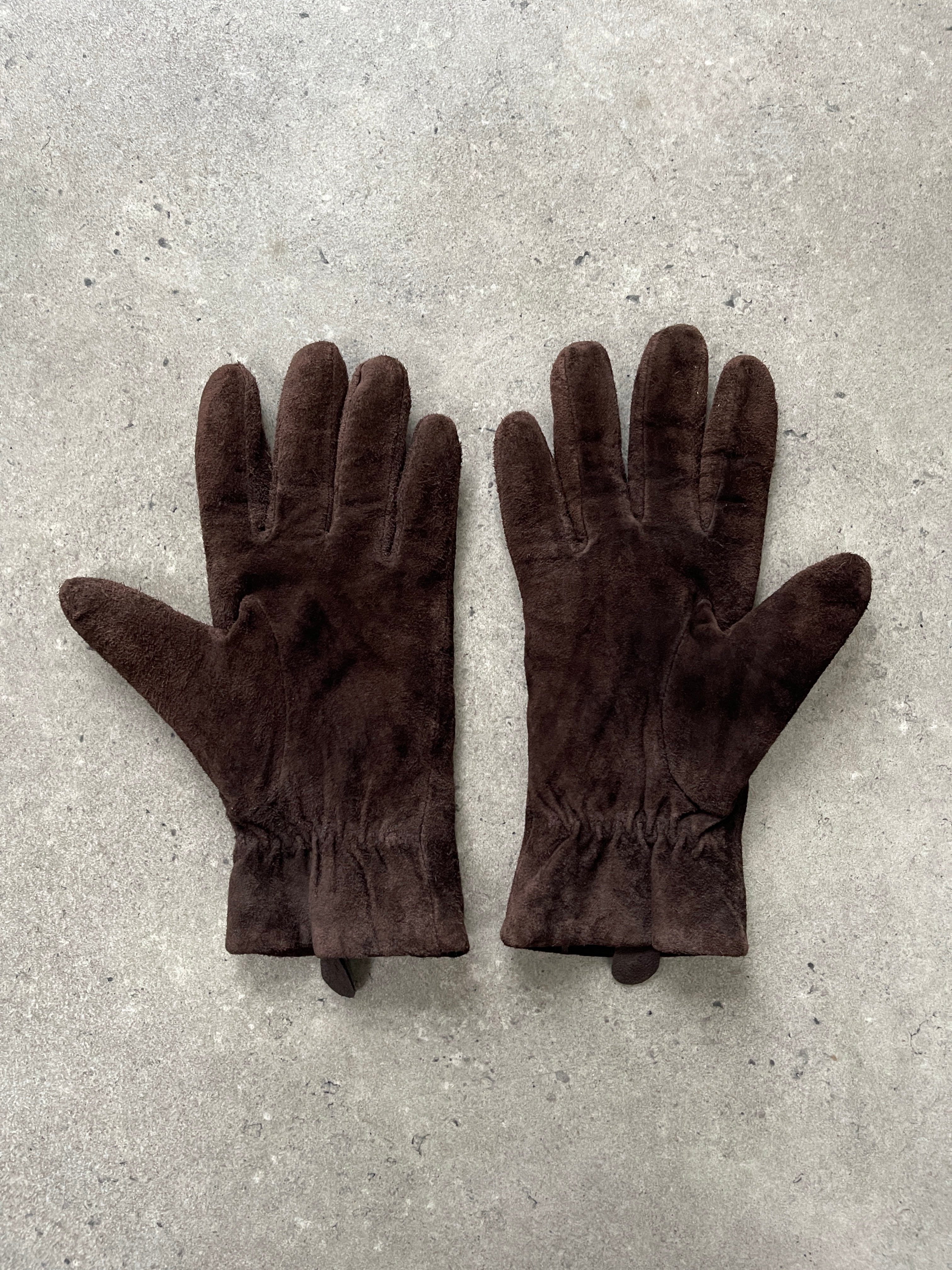 Vintage 2000s suede leather gloves in size M, featuring classic design and soft texture.