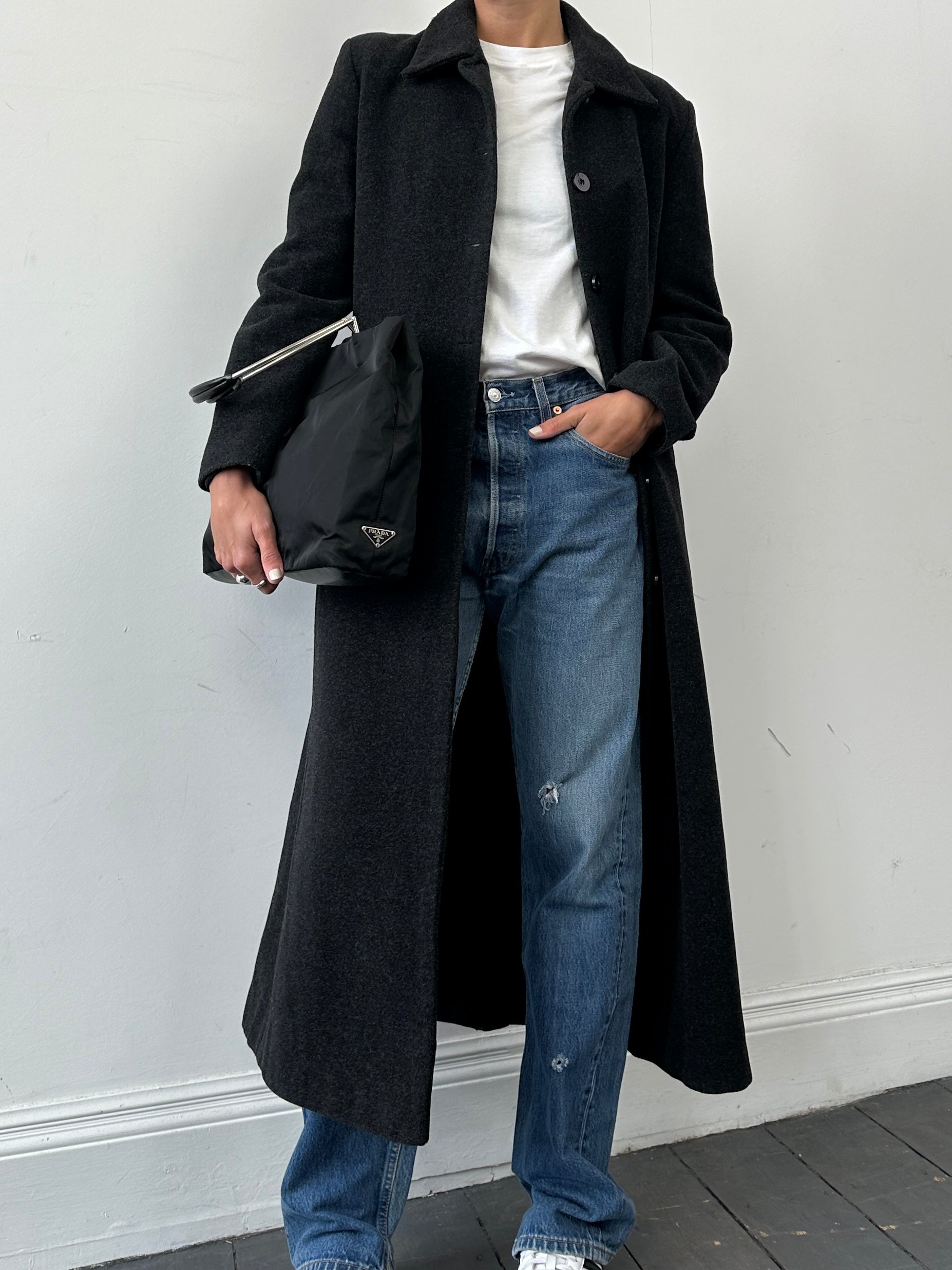 Vintage wool coat, floor-length, single-breasted design in size M, showcasing classic style and warm fabric.