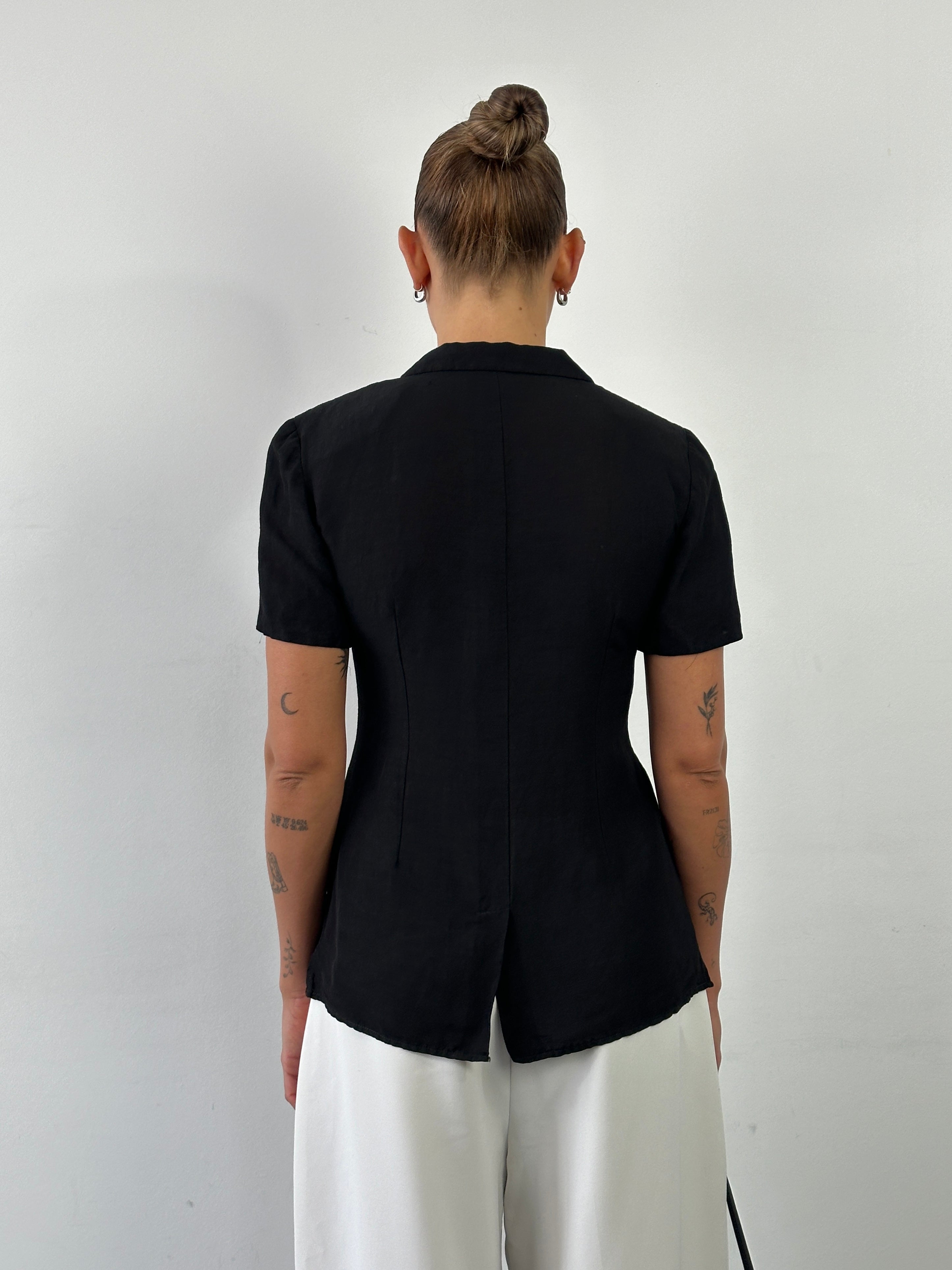 Pierre Balmain 90s linen fitted short sleeve blazer in cream, tailored with a classic collar and sleek design.