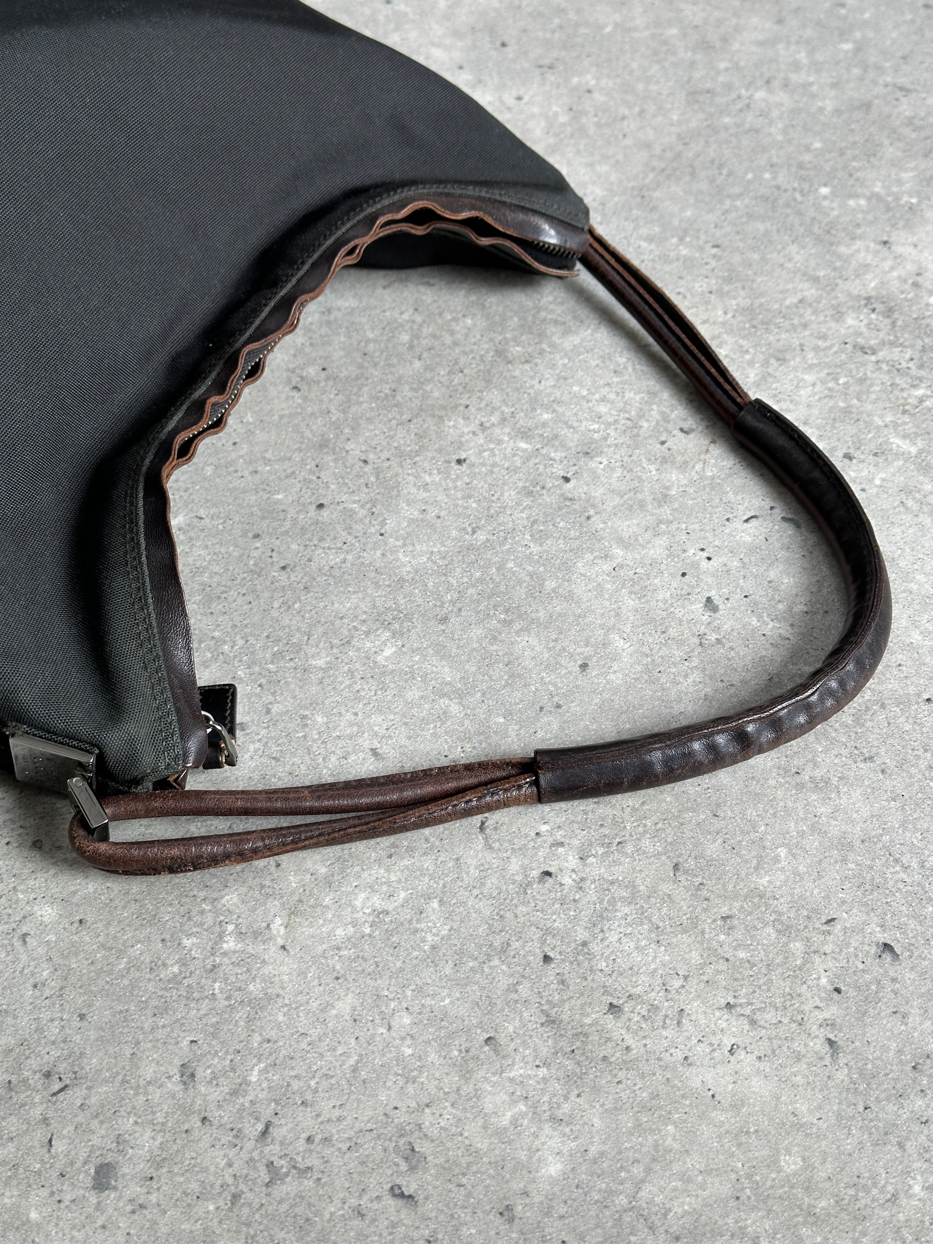 Gucci canvas leather shoulder bag with adjustable strap, featuring signature design and high-quality craftsmanship.