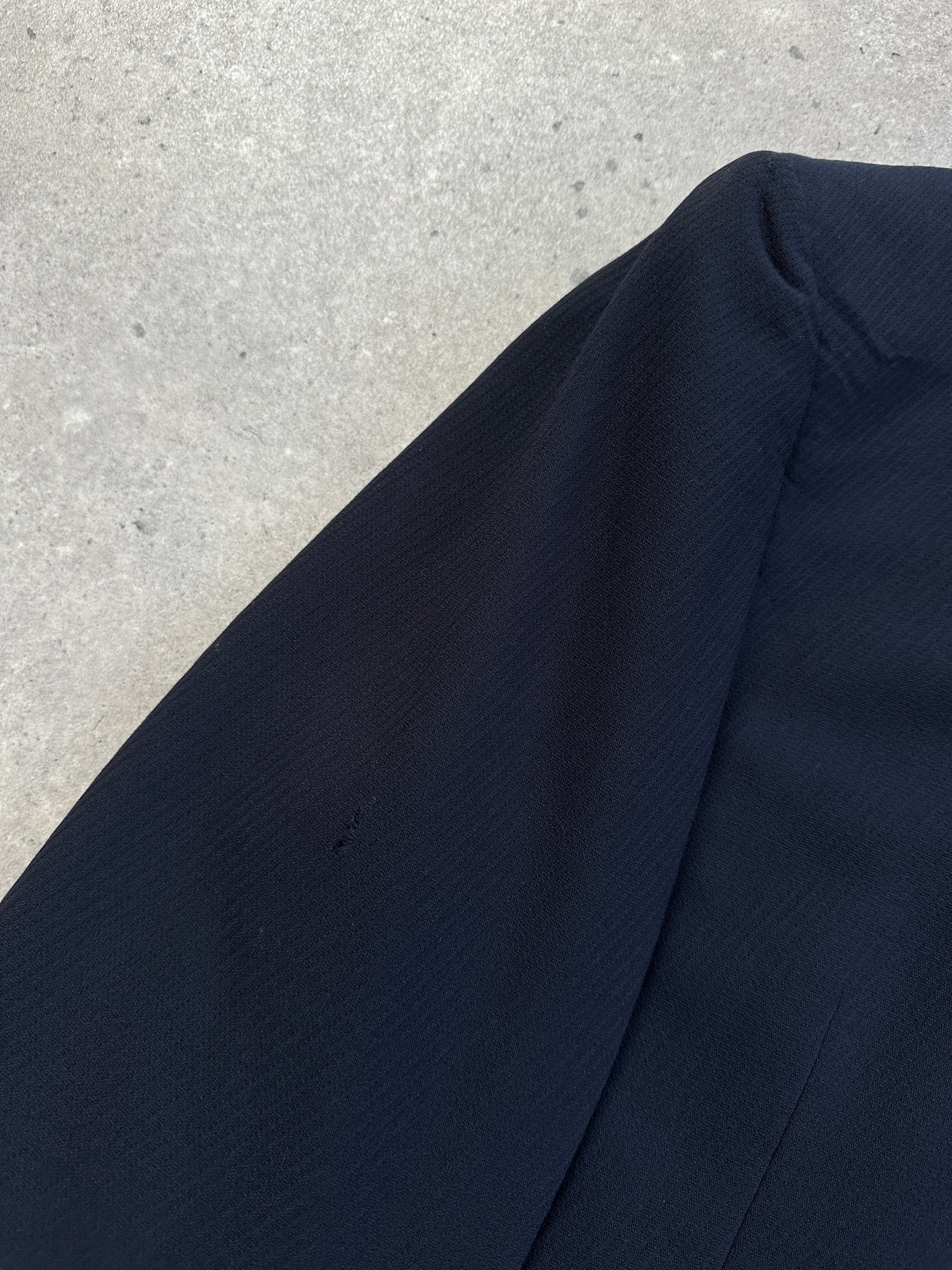 Versace Classic V2 1990s bespoke single-breasted blazer in size 42R/XL, featuring tailored craftsmanship and bold style.