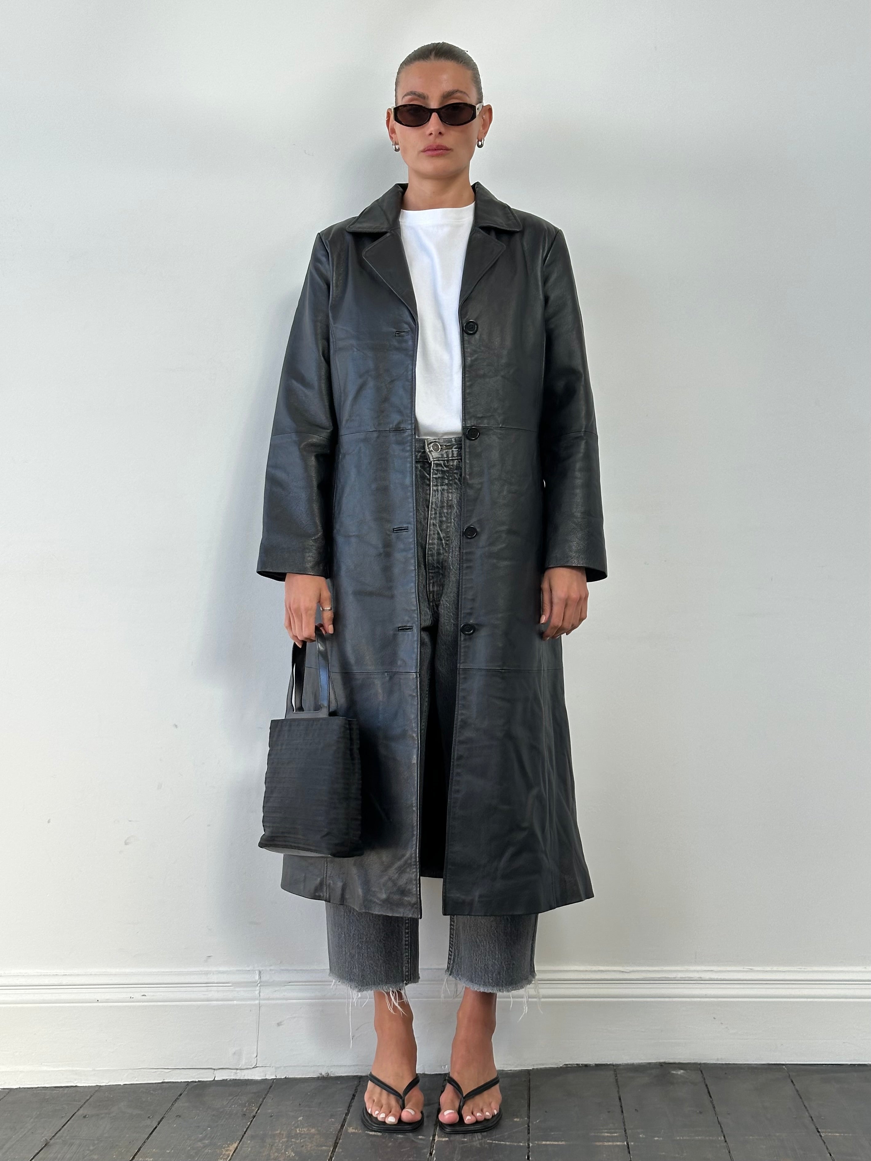 Vintage leather trench coat, full-length men's jacket in size M, stylish vintage outerwear with classic design and leather finish.