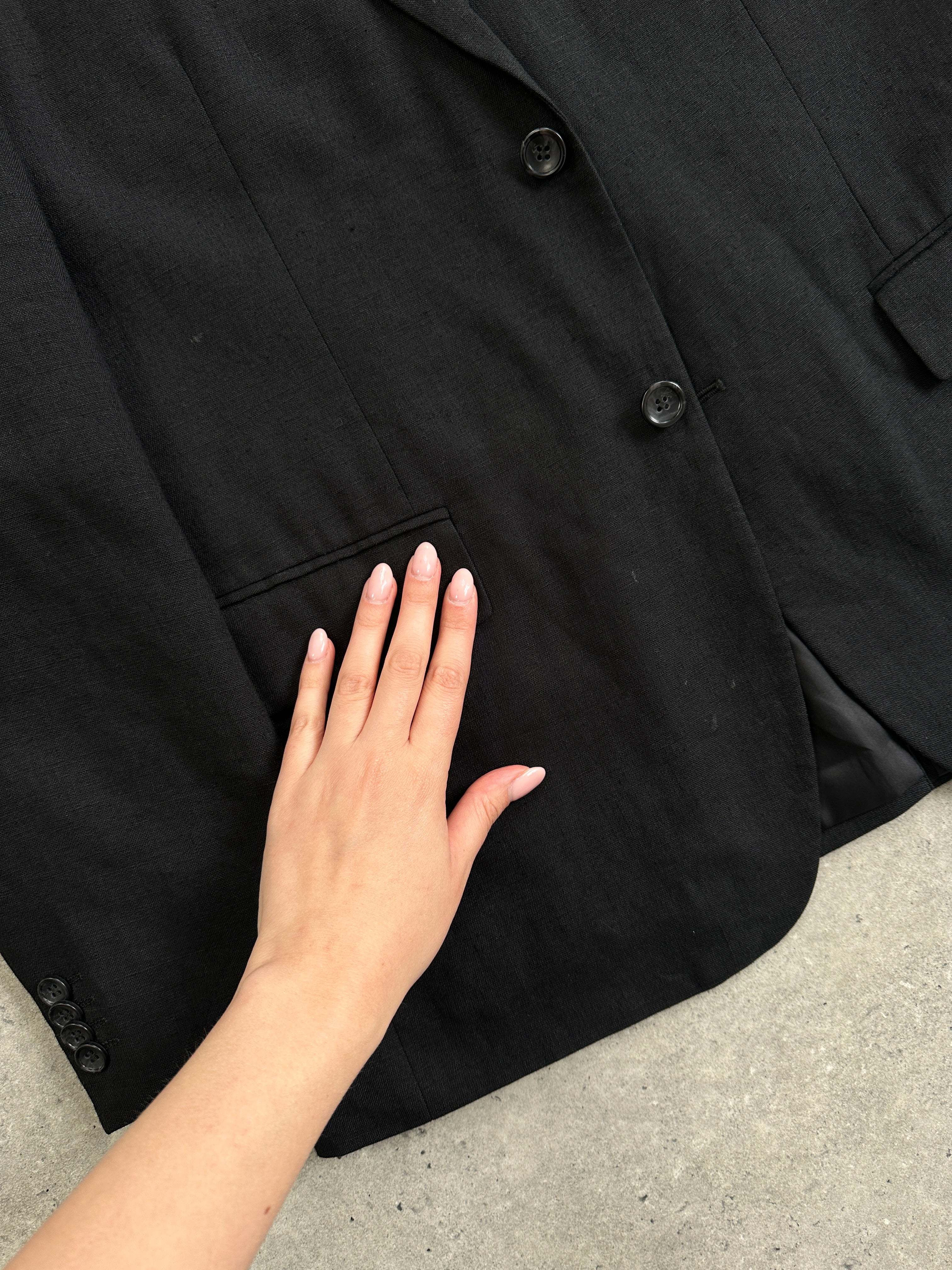 Vintage Italian linen blend single-breasted blazer in size 42R/L, featuring classic tailoring and a timeless style.