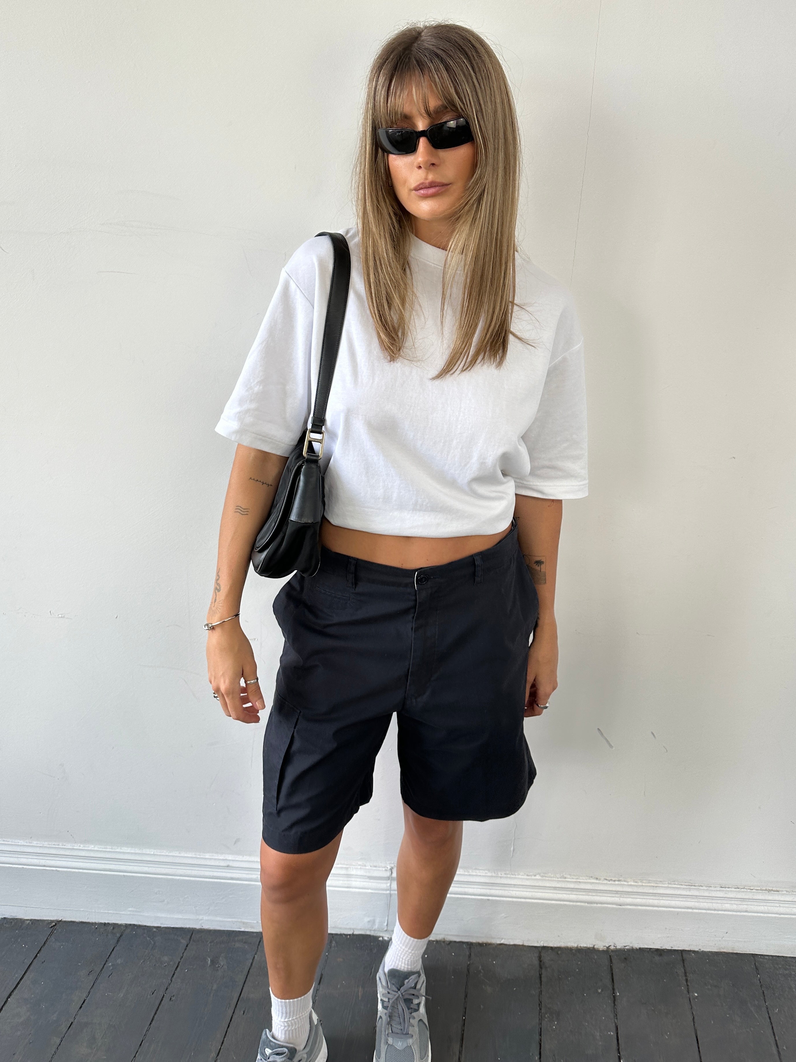 Vintage loose fit relaxed shorts in size W32/34, casual denim shorts with a vintage wash and comfortable fit.