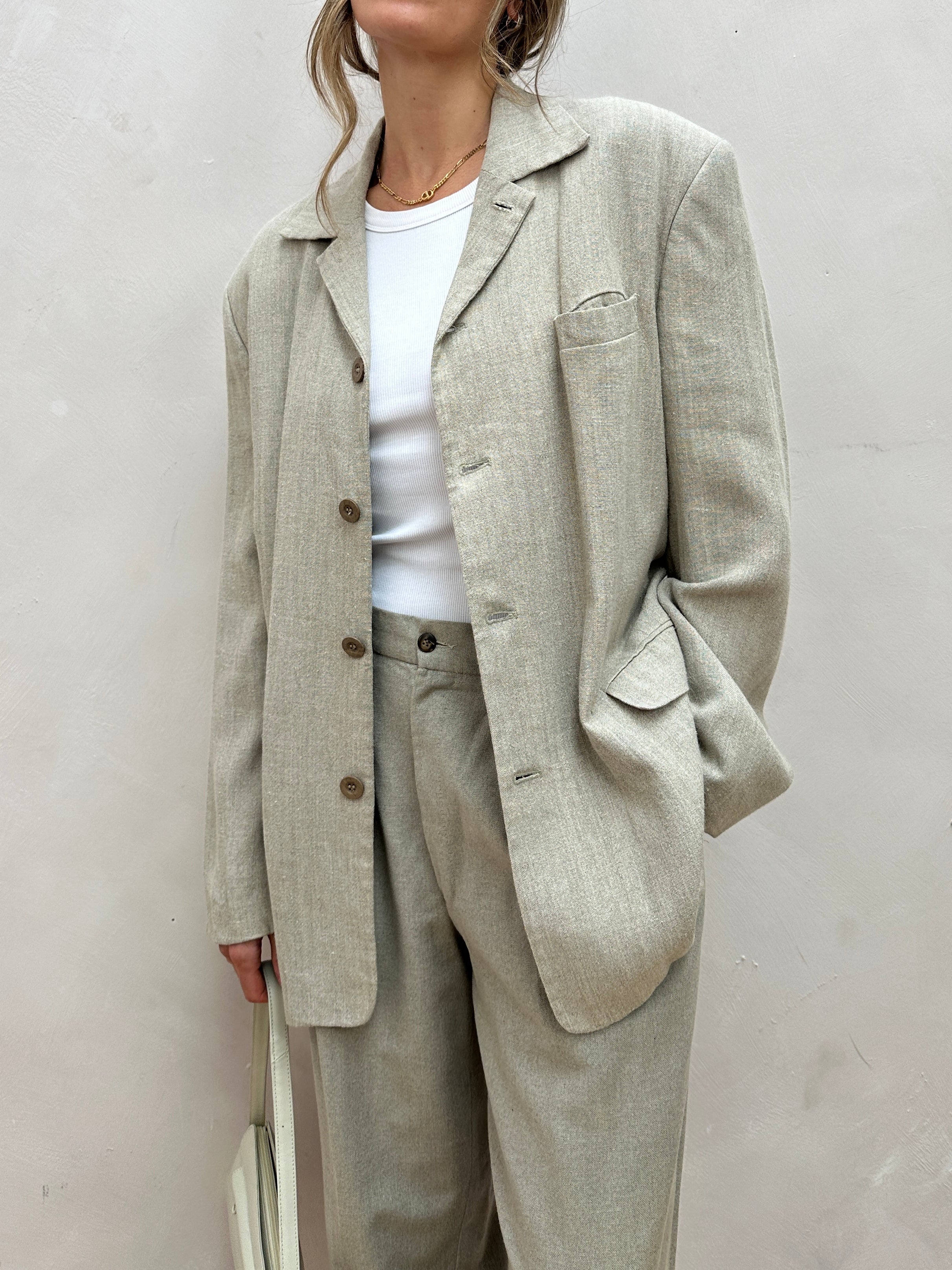 Vintage British vintage linen single-breasted blazer in size L, showing classic tailored fit and textured fabric details.