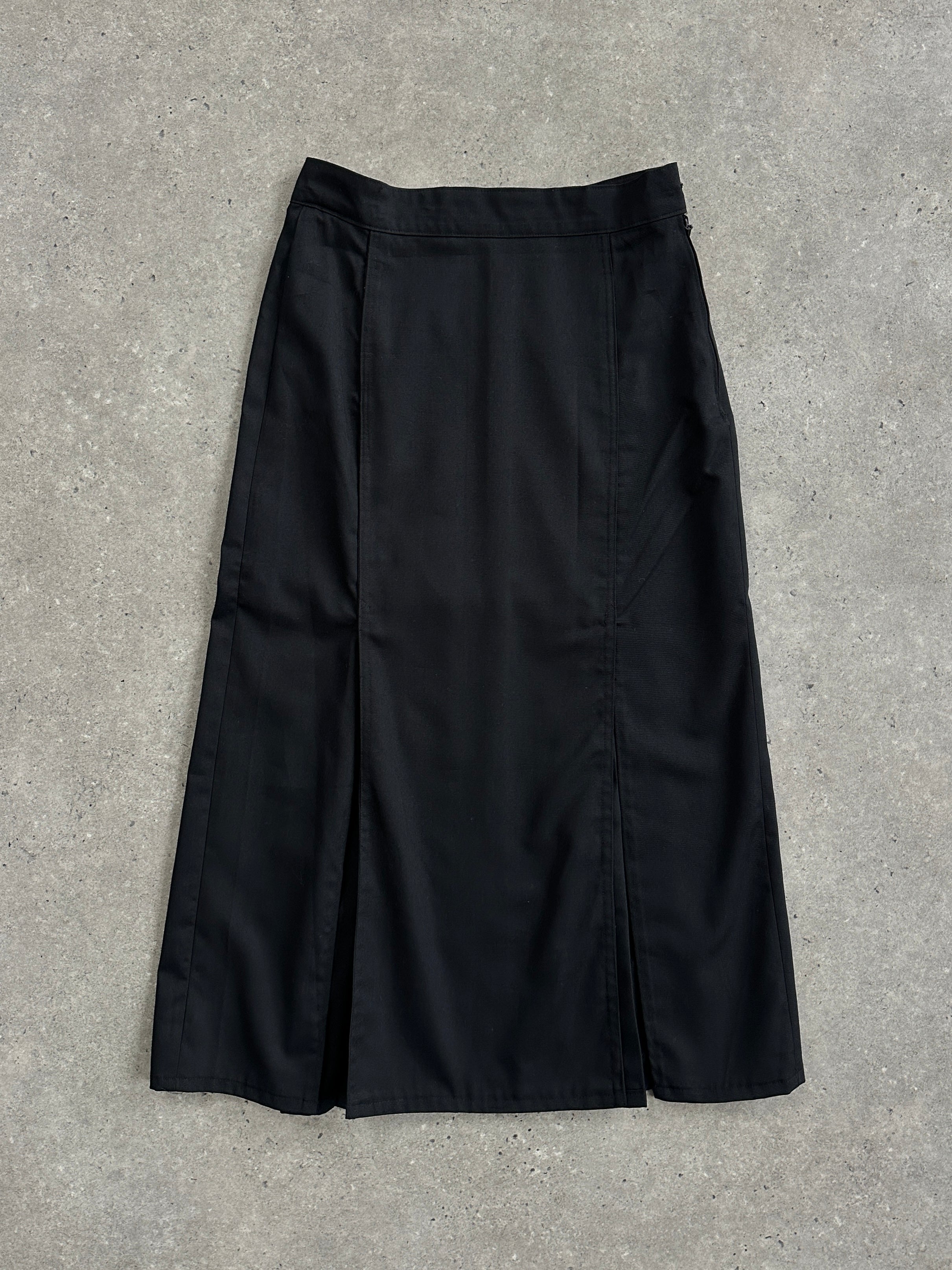 Vintage 1990s pleated midi skirt in classic style, featuring a flowy silhouette and high waist, perfect for retro fashion.
