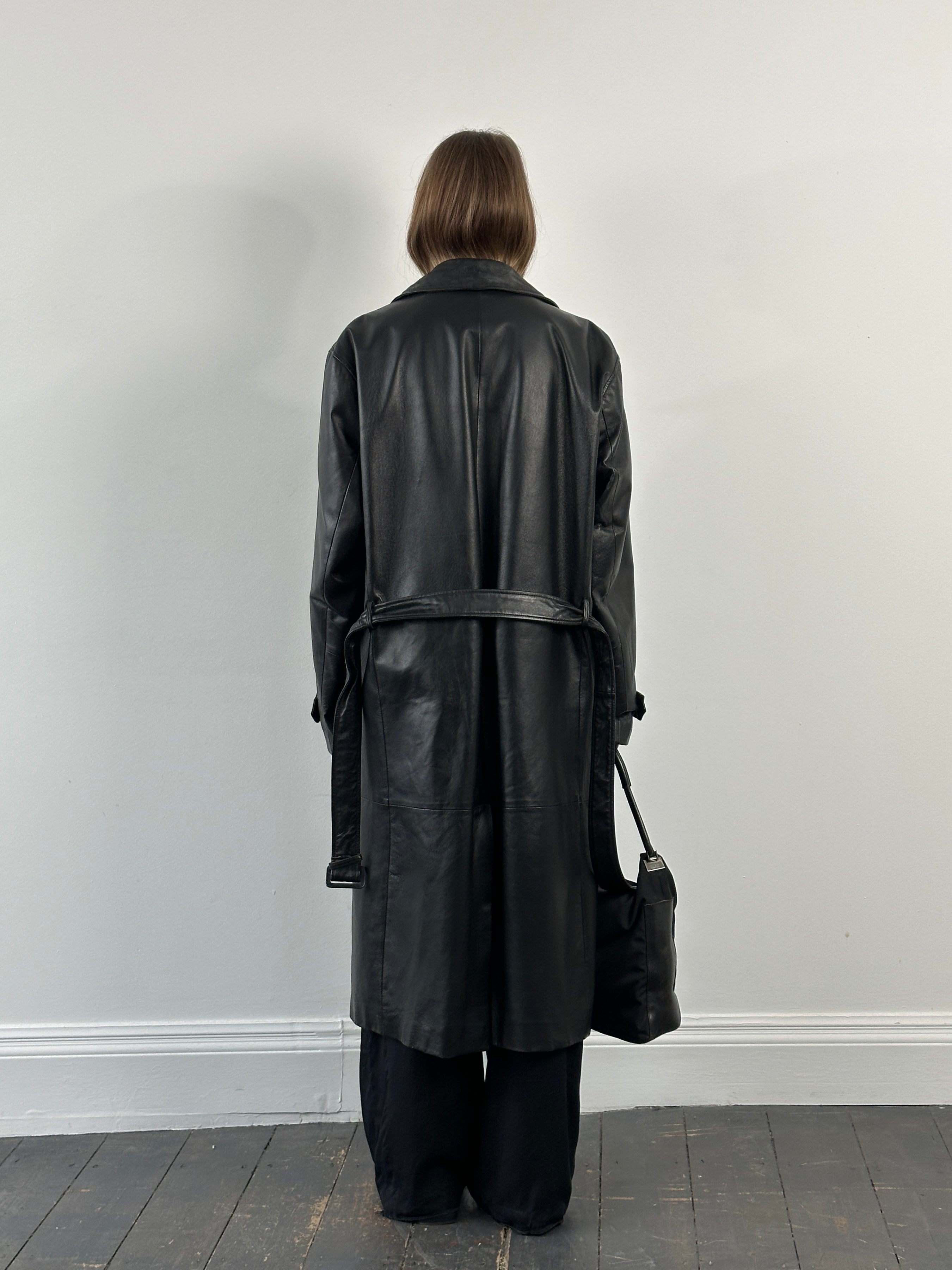 Conbipel 1990s leather belted trench coat in XL, featuring classic design, leather material, and a stylish belt at the waist.