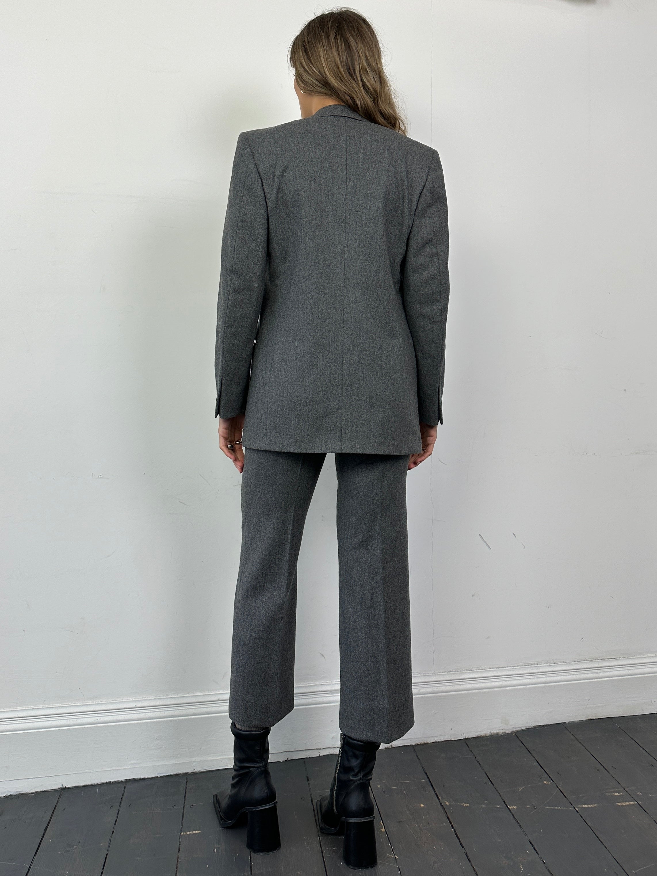 Vintage Italian vintage pure wool single-breasted suit jumpsuit in XS/W27, showcasing classic tailoring and elegant fabric.
