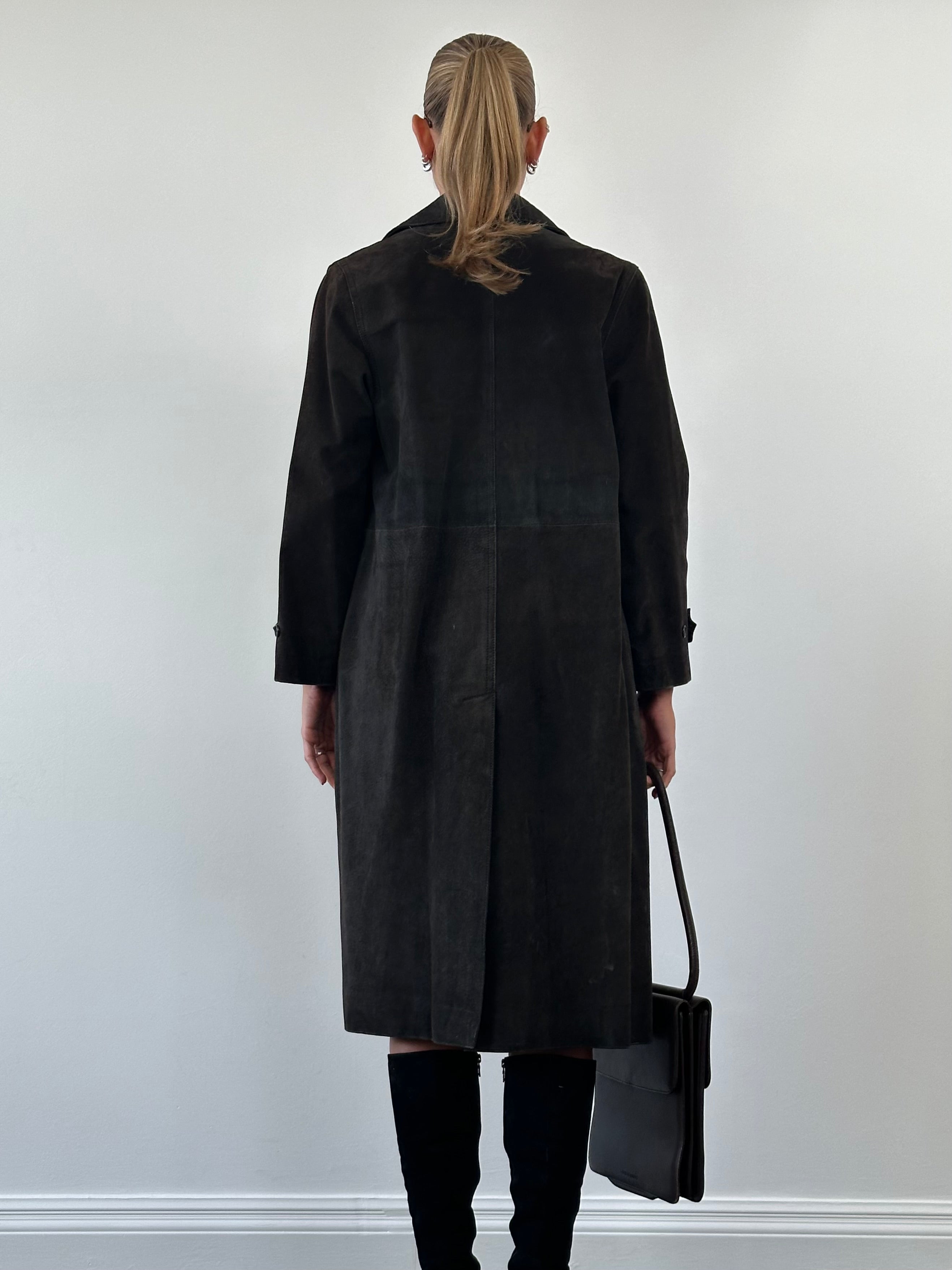 Vintage suede trench coat in size M/L, stylish classic jacket with a timeless design and soft suede texture.
