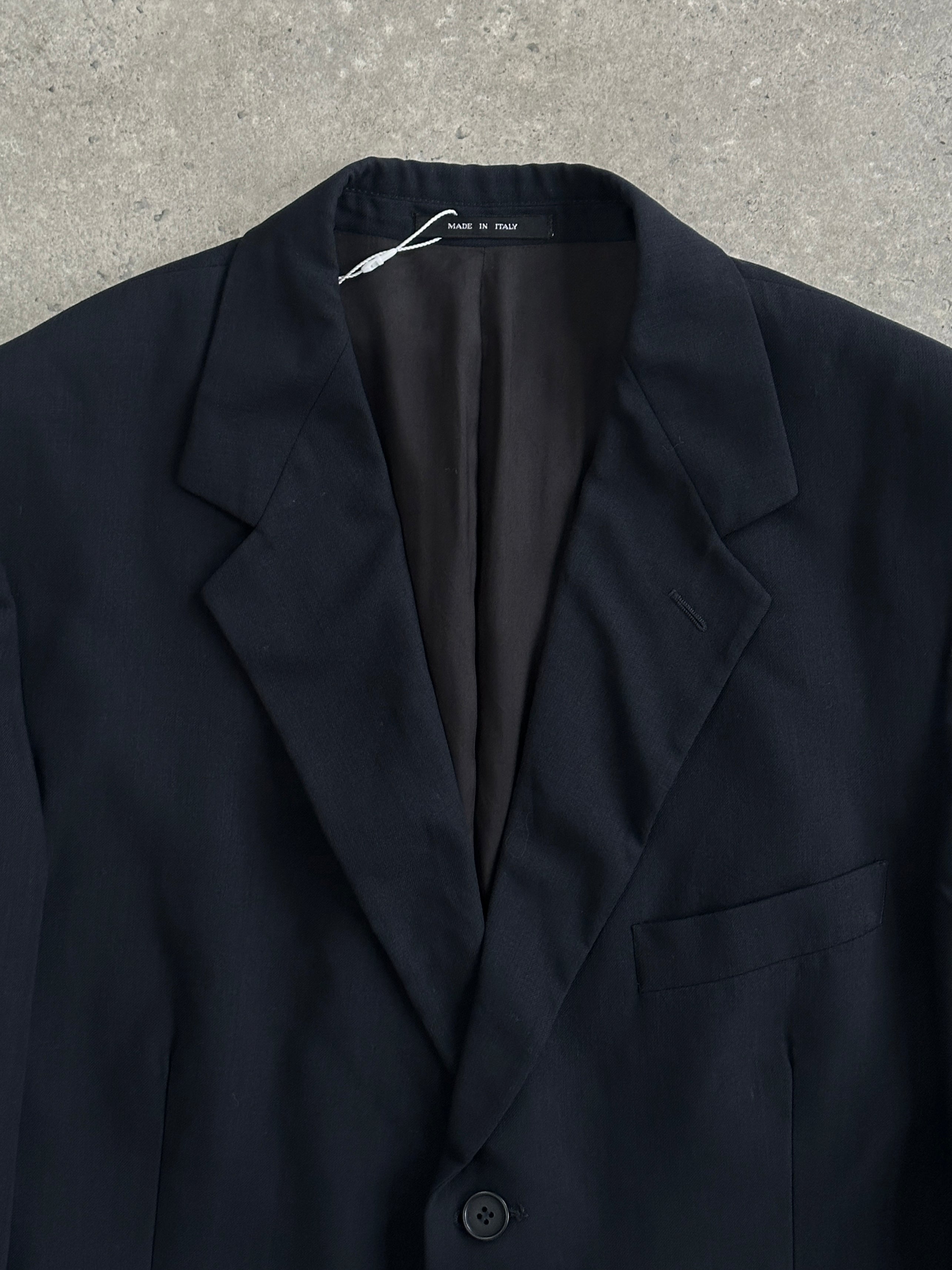 Emporio Armani pure wool single-breasted blazer in size XL, tailored fit with classic lapel and button closure.