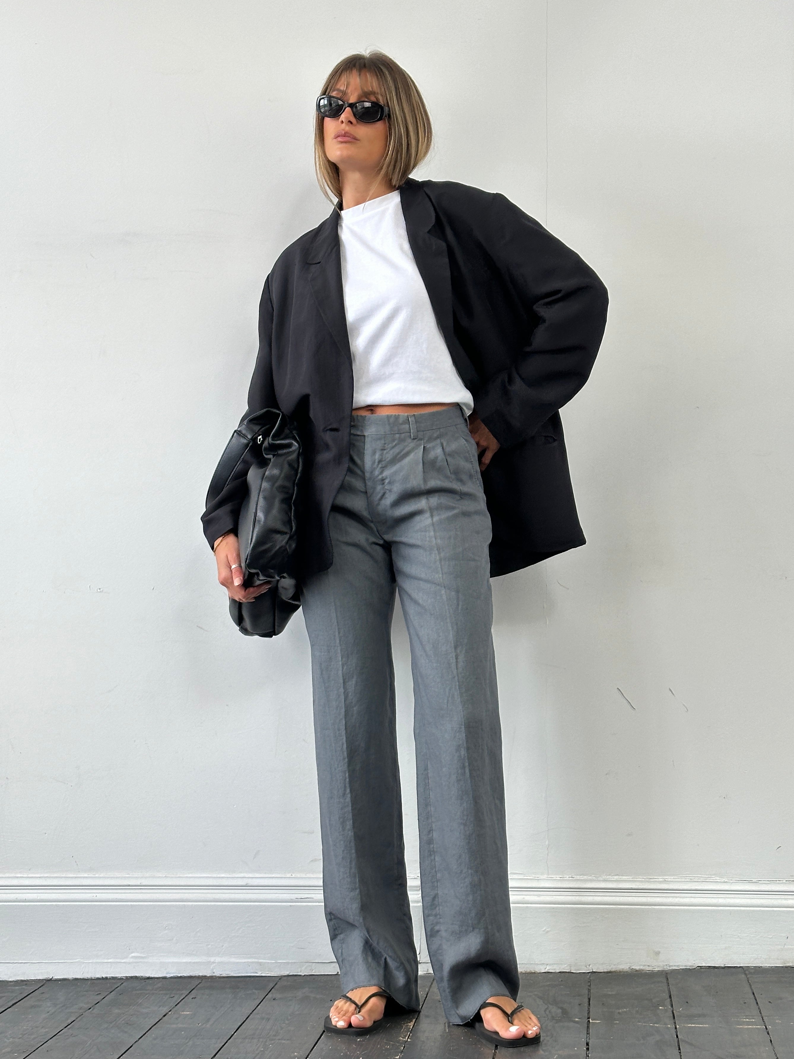 Italian vintage linen trousers with straight leg and mid waist pleats in a neutral color, size W30, by Vintage.