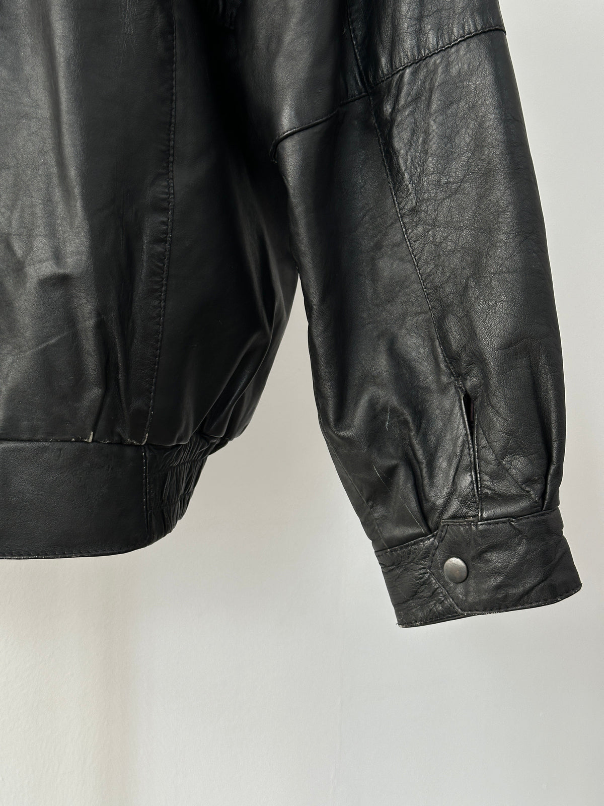 Vintage 1990s high neck leather jacket in XL, stylish retro jacket with classic design and rich leather texture.
