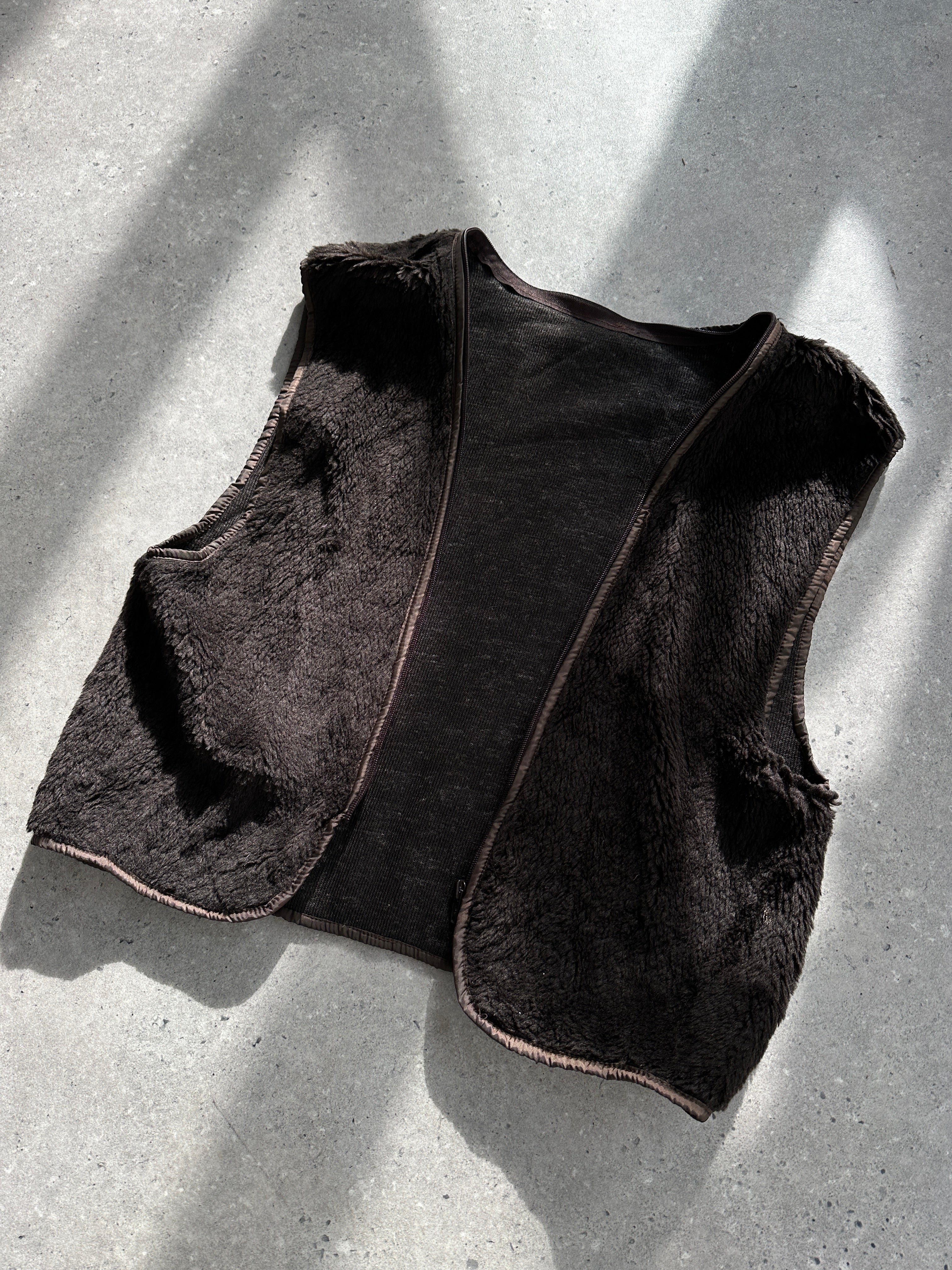 Vintage leather bomber jacket with removable faux fur lining, size S/M, stylish and warm outerwear for cold weather.