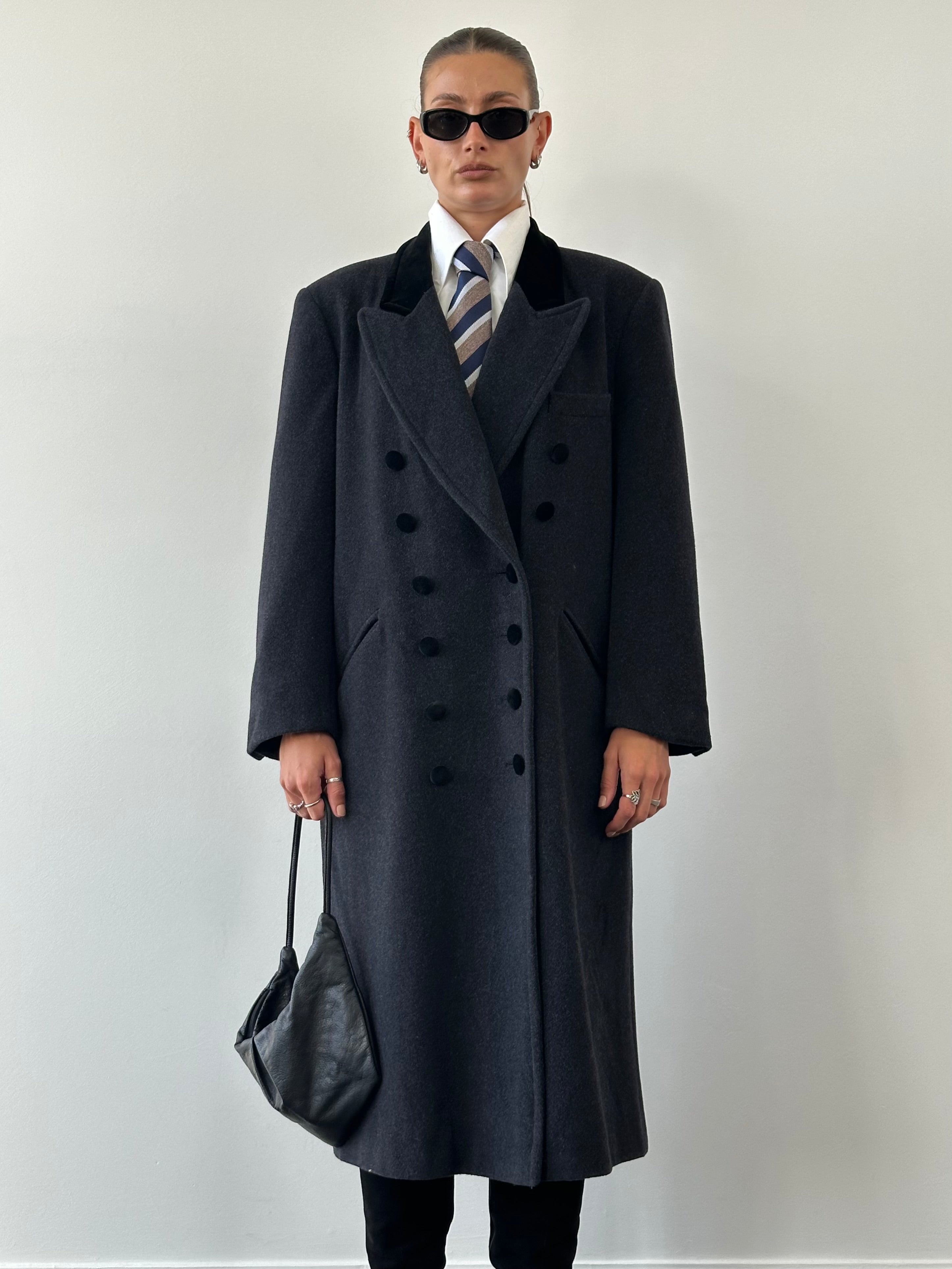 Vintage men's double-breasted wool tuxedo coat in XL with a classic vintage style, featuring a tailored fit and wide lapels.