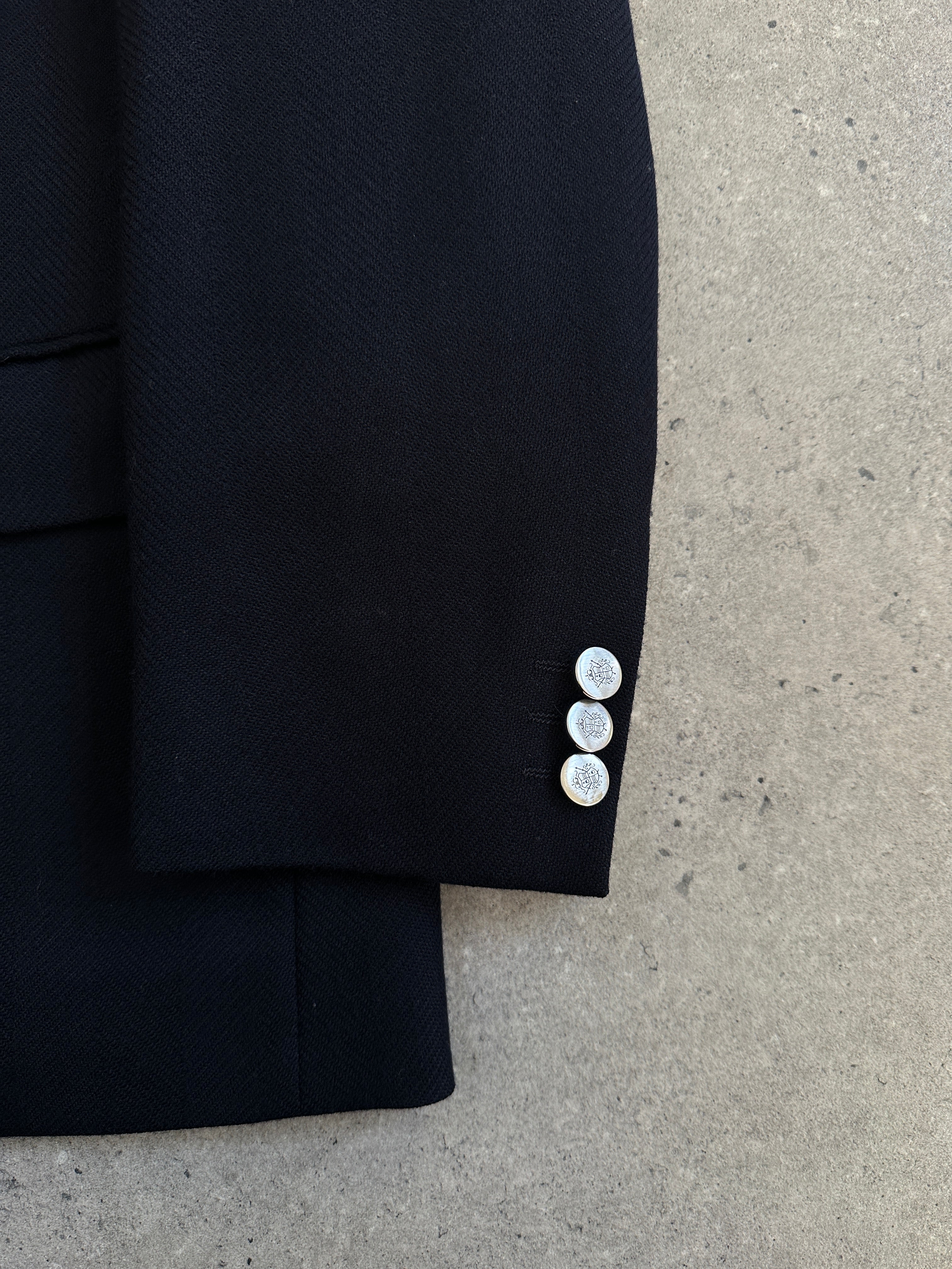 Vintage 1990s pure wool single-breasted blazer in size 38R/M, classic tailored blazer with notch lapels and front buttons.