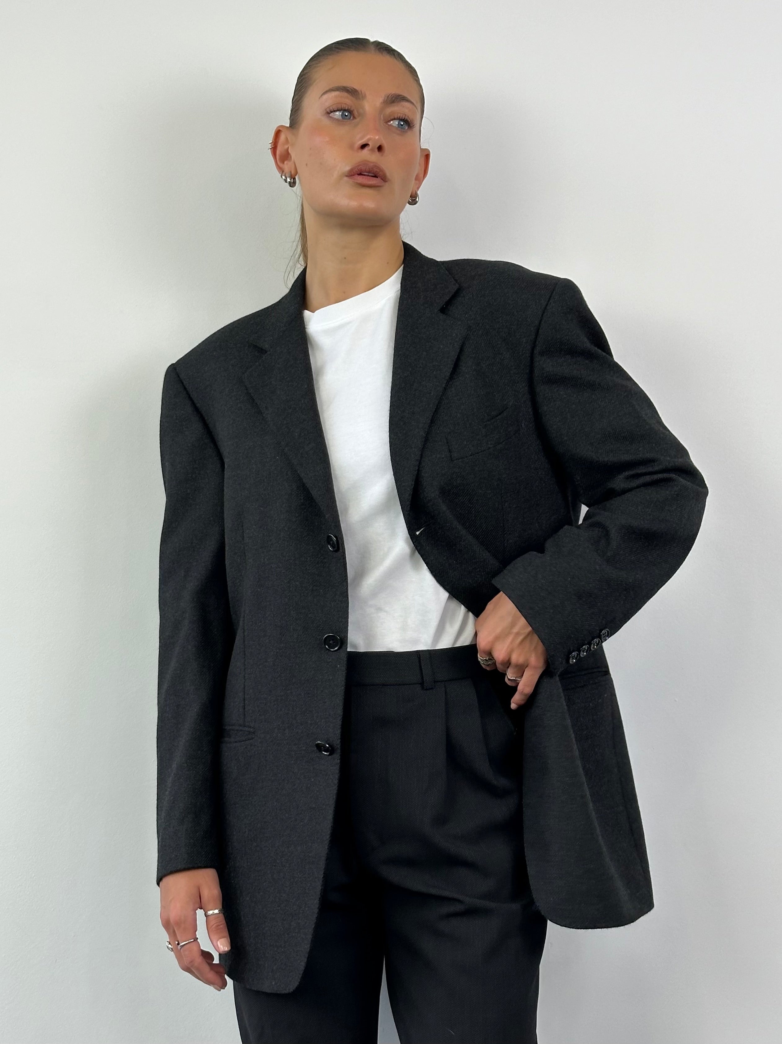 Loro Piana wool cashmere single-breasted blazer in size 40R/L, tailored fit with classic lapel and button closure.