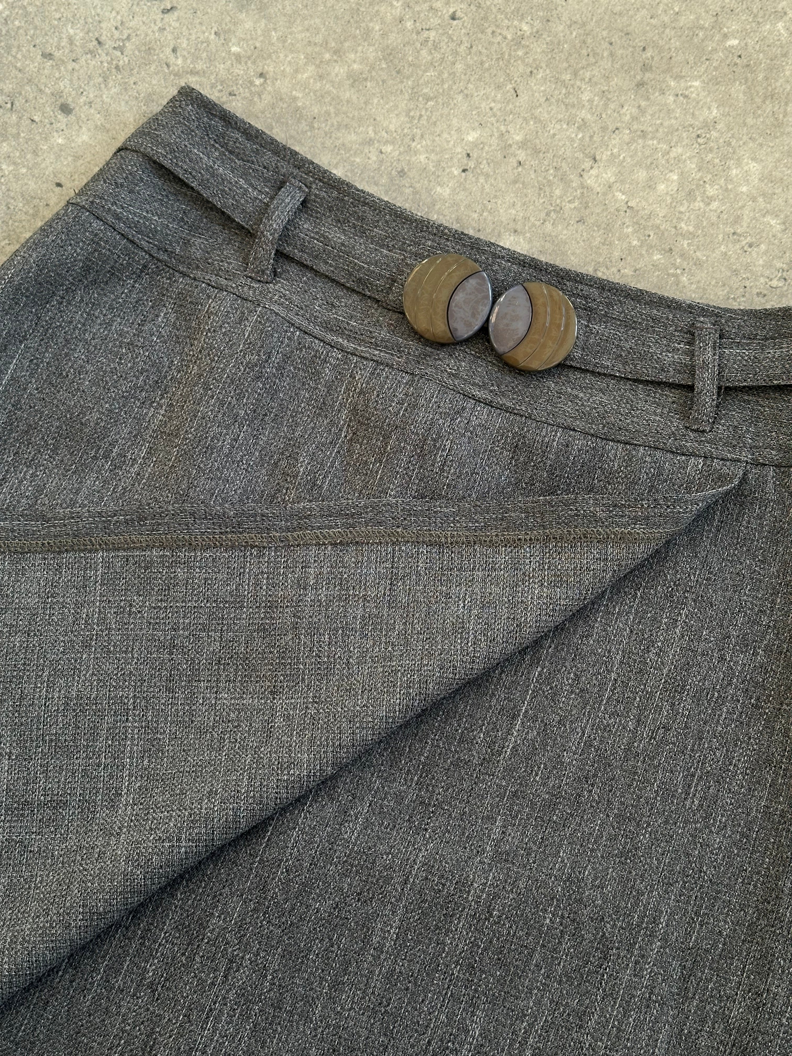 Vintage Italian 1990s mini skirt in classic style, featuring a fitted waist and retro design, perfect for vintage fashion enthusiasts.