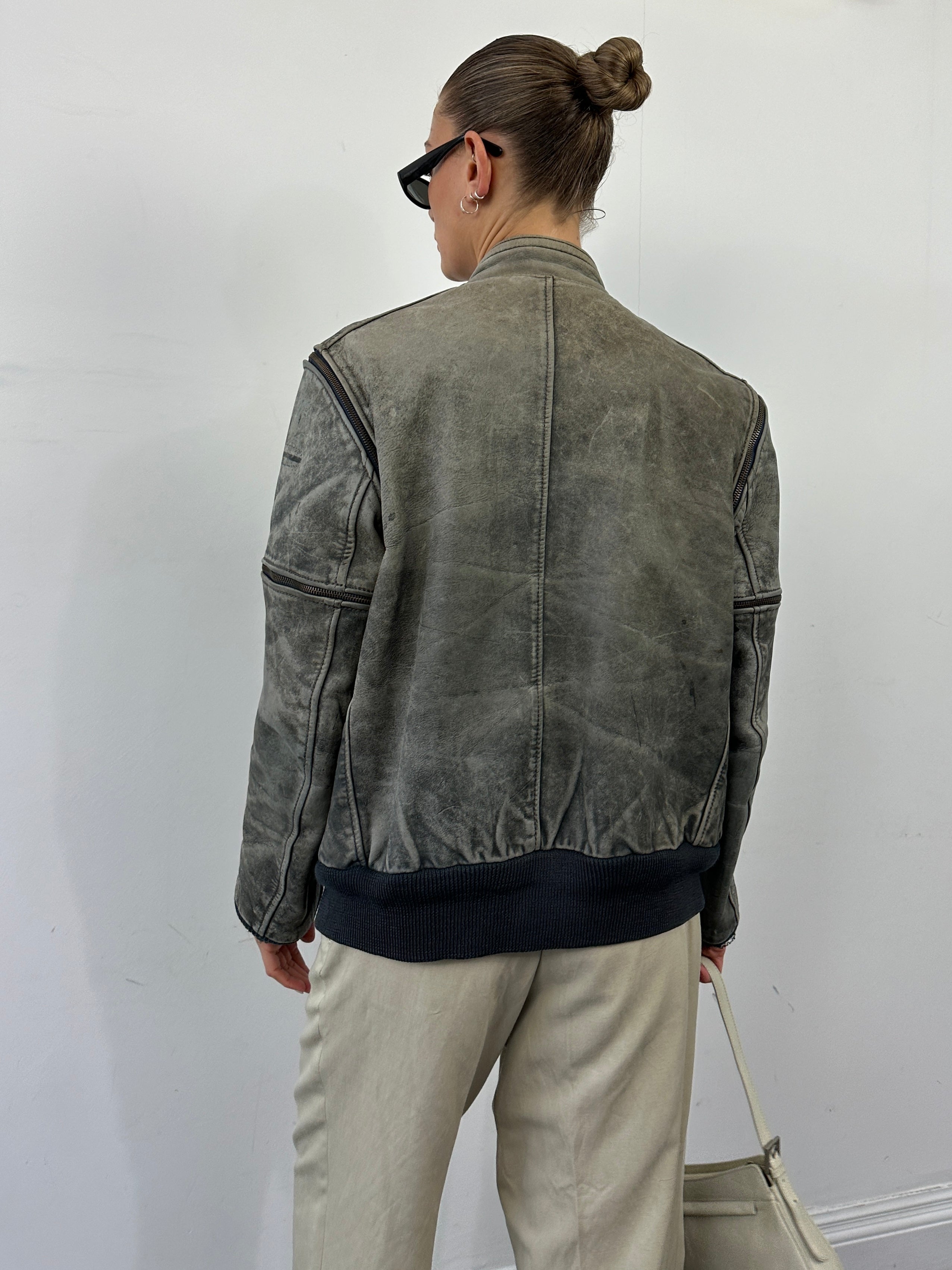 Vintage 3-in-1 aged leather bomber jacket in size M, stylish and durable men's jacket with classic vintage design.