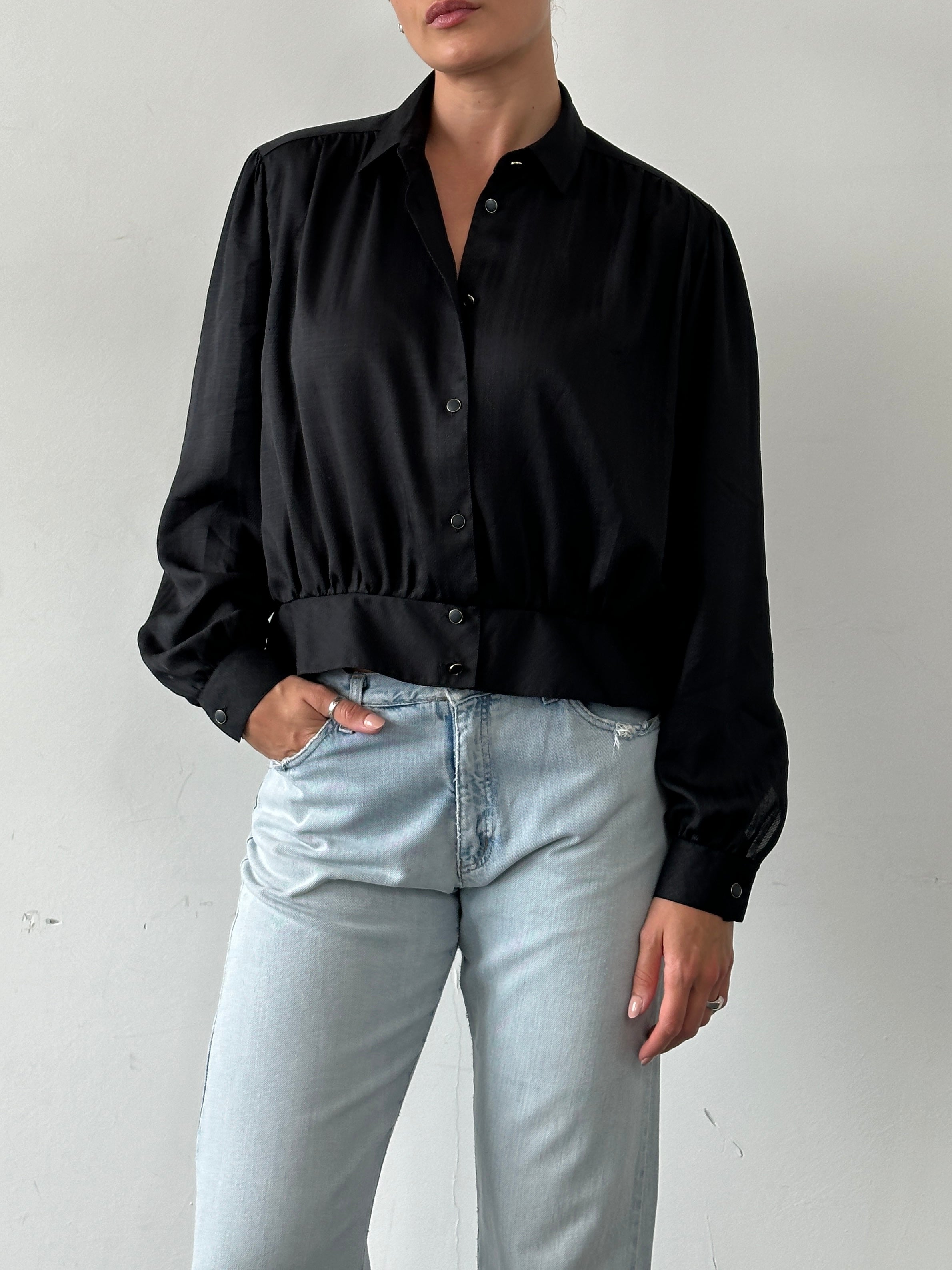 Vintage pleated cropped button-up shirt in size M/L, featuring a classic collar and lightweight fabric, styled for casual wear.
