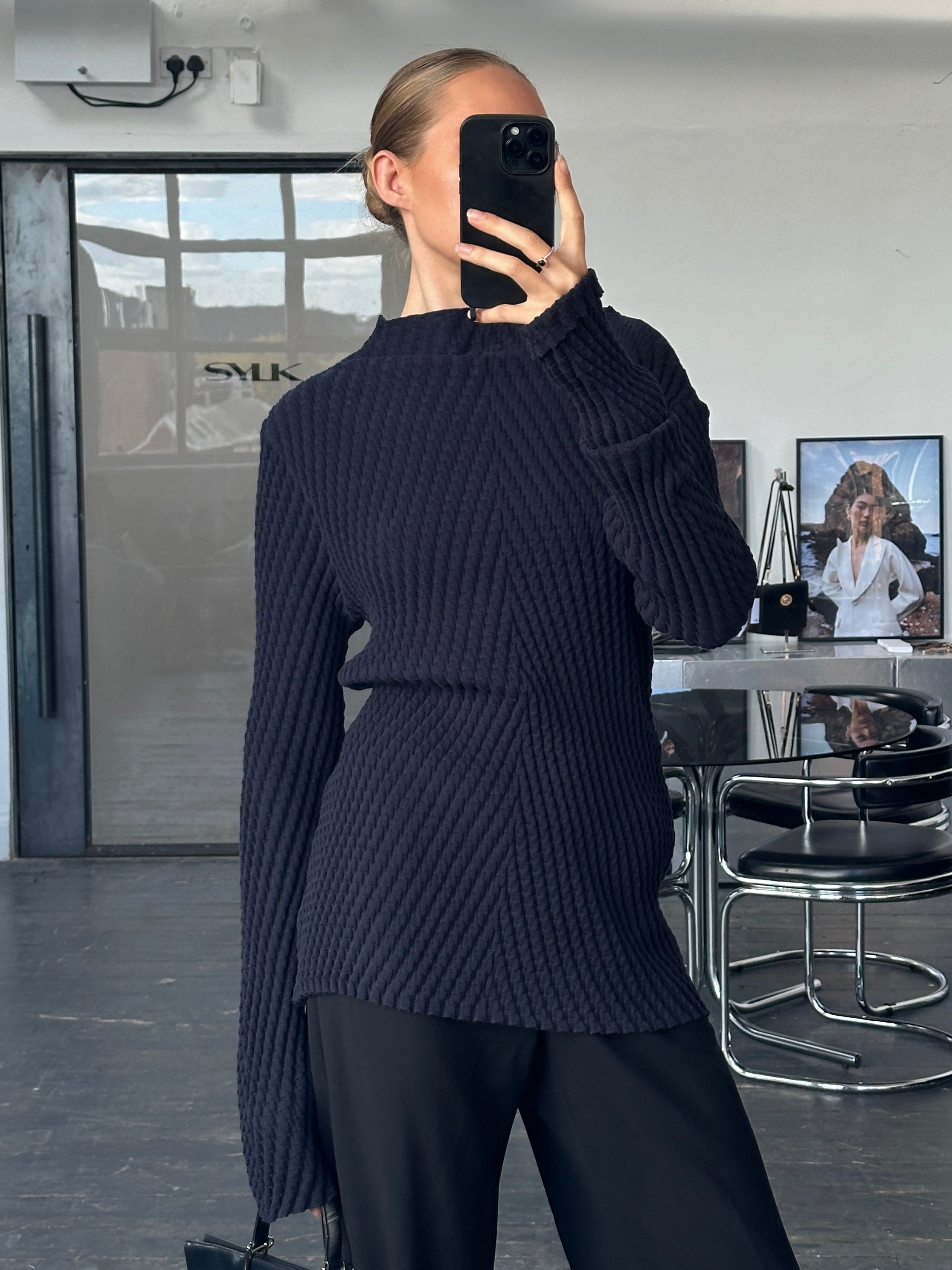 Emporio Armani textured pure cotton knit jumper in size large/extra-large, featuring a classic design and soft, breathable fabric.