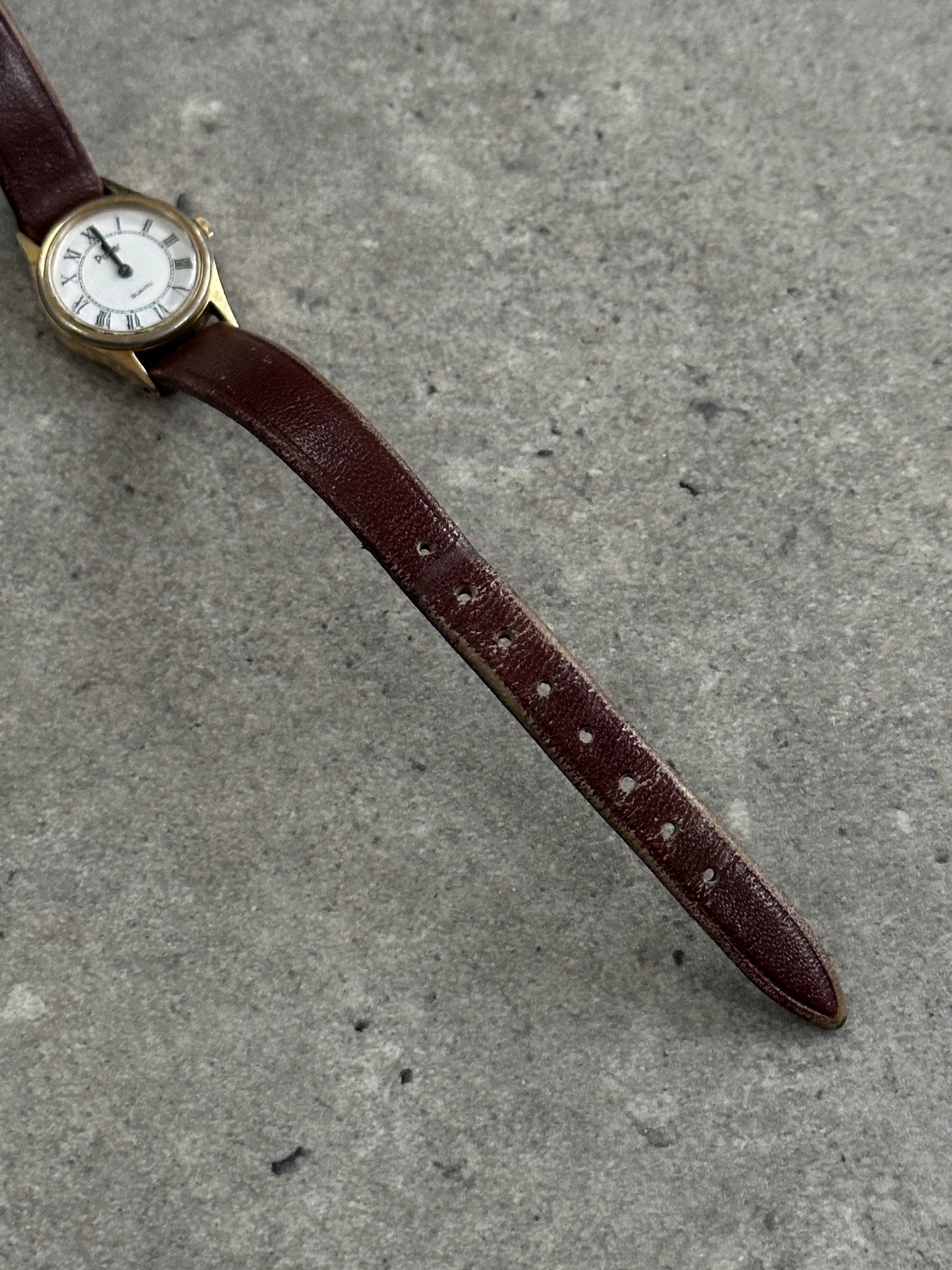 Pulsar 1990s gold-tone round quartz watch with sleek design and metal bracelet, featuring a classic time display.