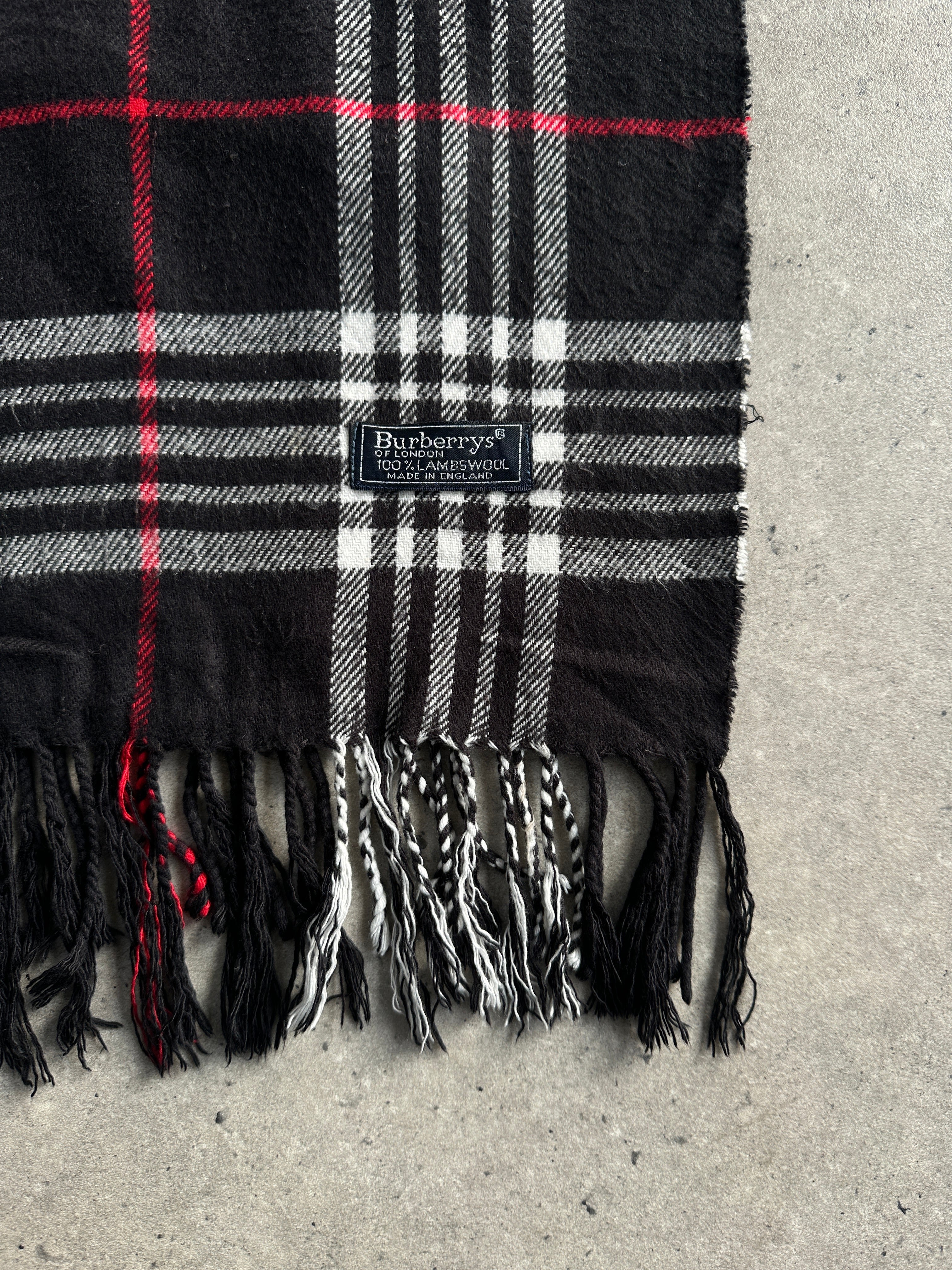 Burberry 1990s pure lambswool Nova Check scarf featuring classic check pattern and fringed edges.