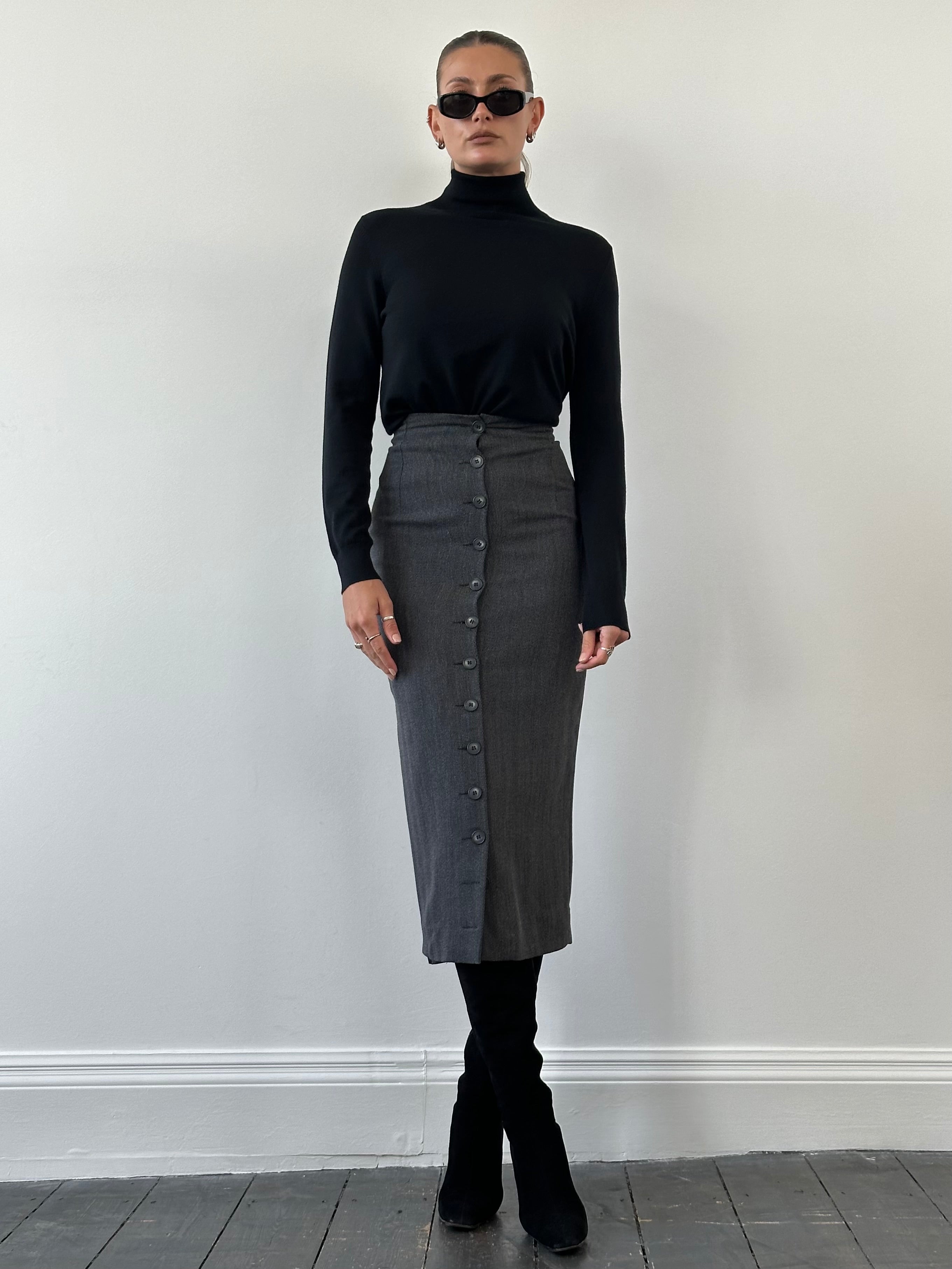 Vintage Italian pure wool midi skirt in classic style, featuring a tailored fit and elegant design, perfect for sophisticated outfits.