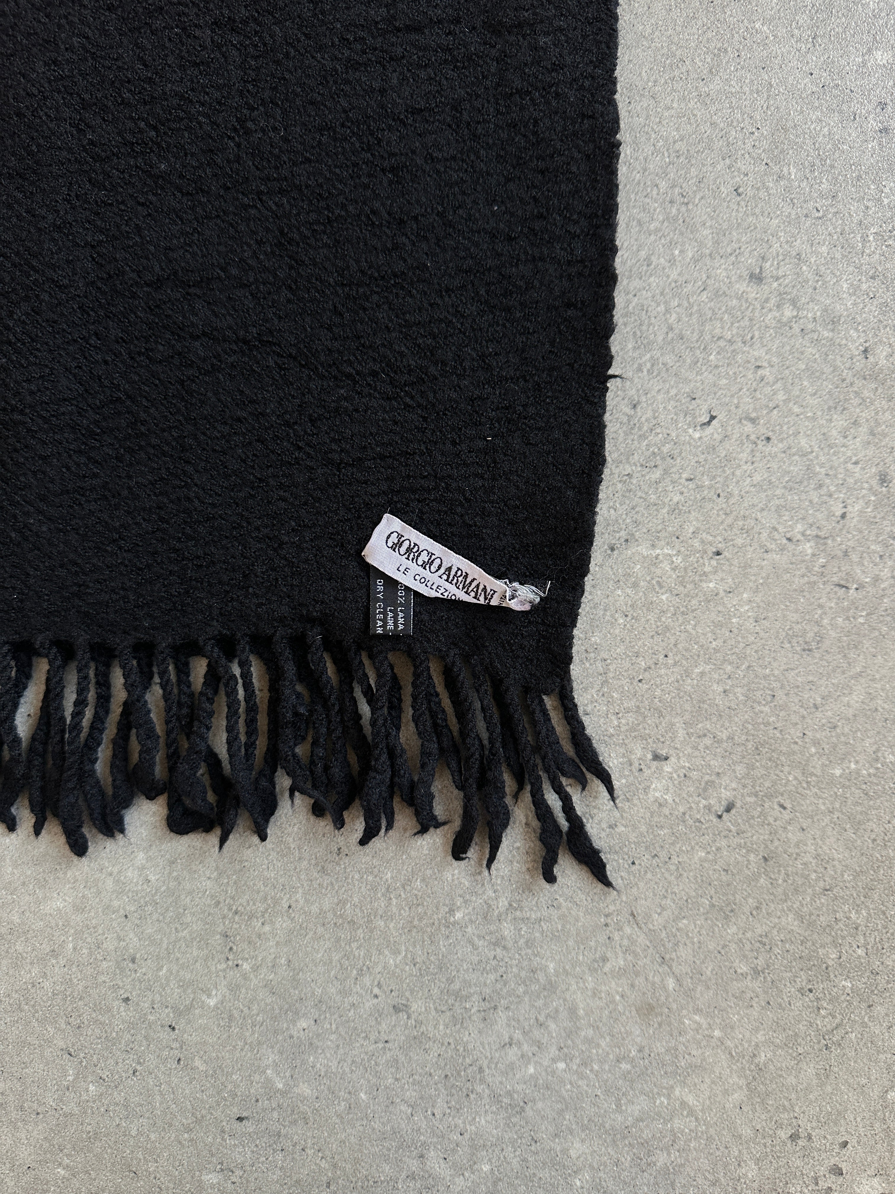 Giorgio Armani Le Collezioni 1990s pure wool tassel scarf with fringed ends, beige color, stylish and luxurious accessory.