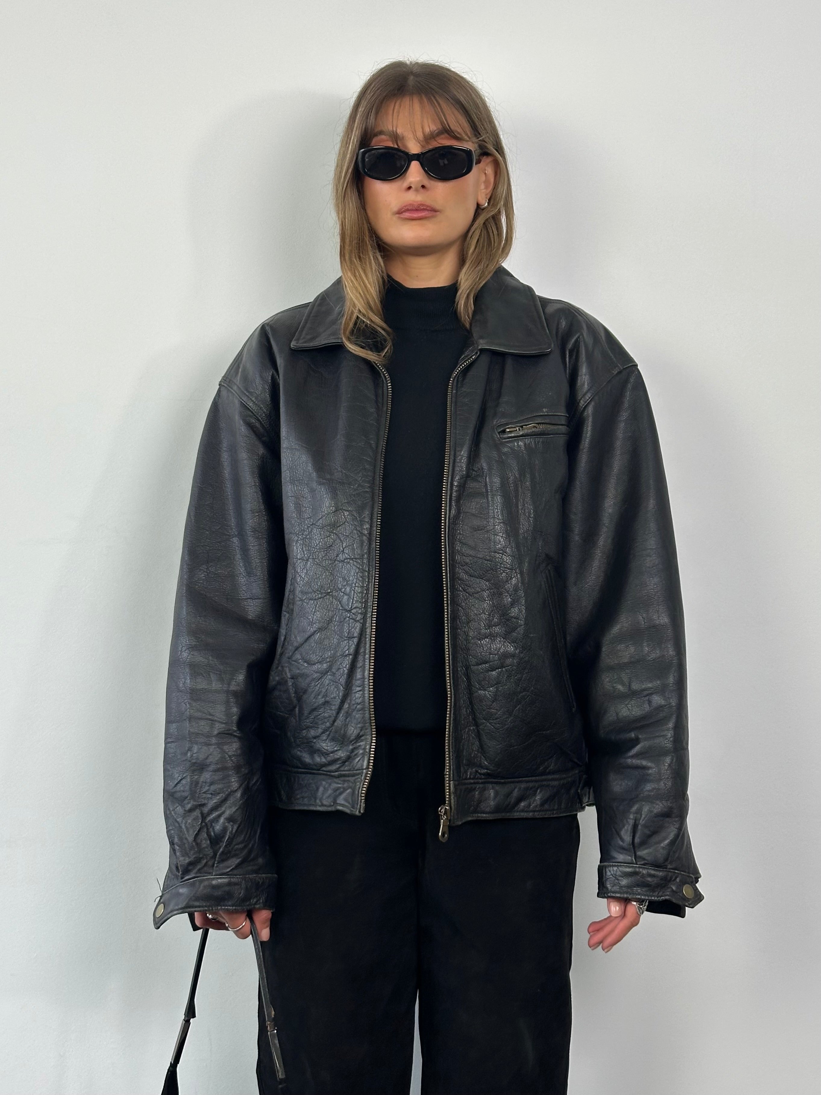 Vintage leather jacket in XL size, stylish and classic, featuring authentic leather material and detailed stitching.