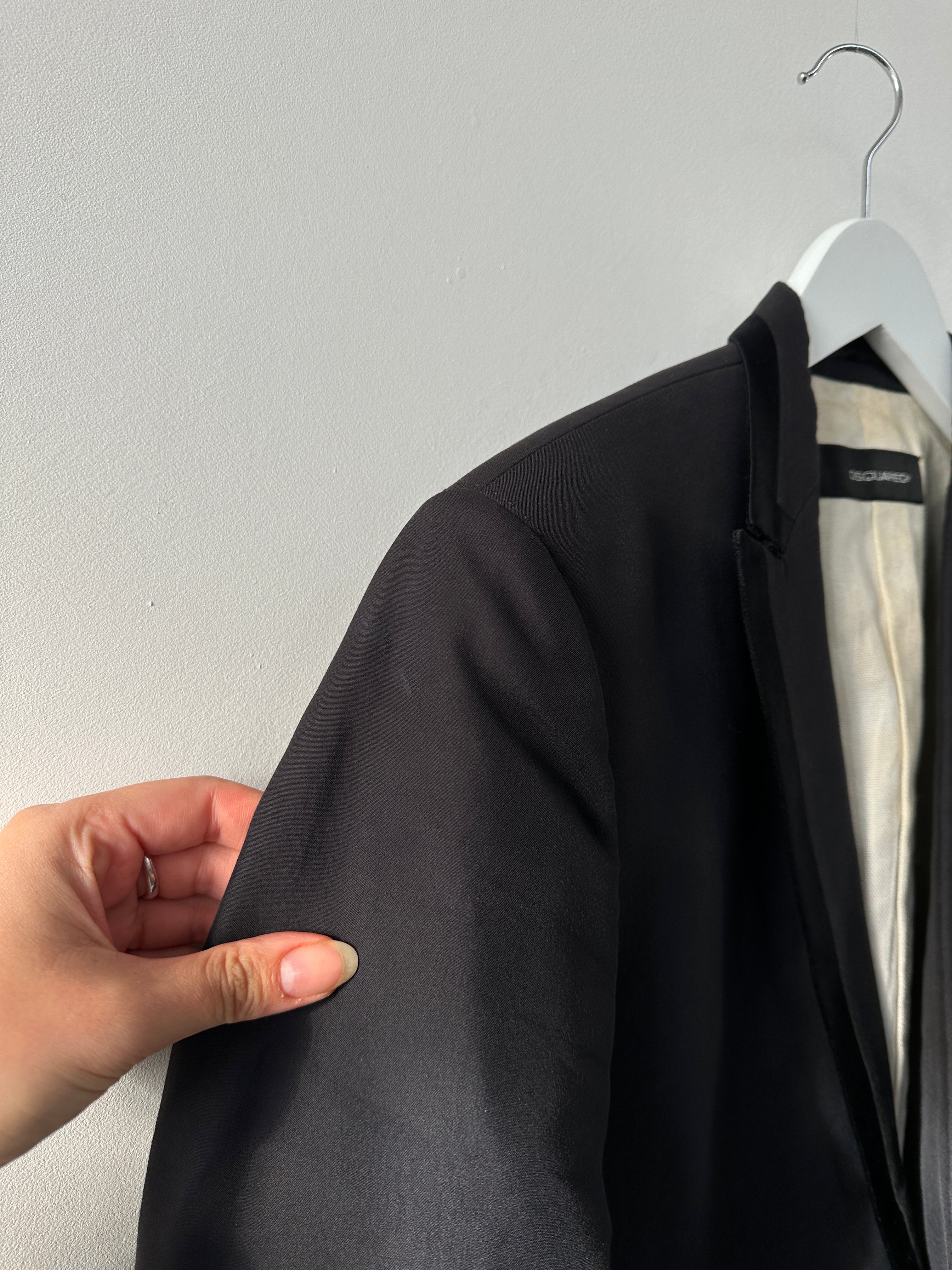 Dsquared2 tuxedo blazer in silk cotton fabric, single-breasted design, tailored fit, in size 40R/M, shown on a hanger.
