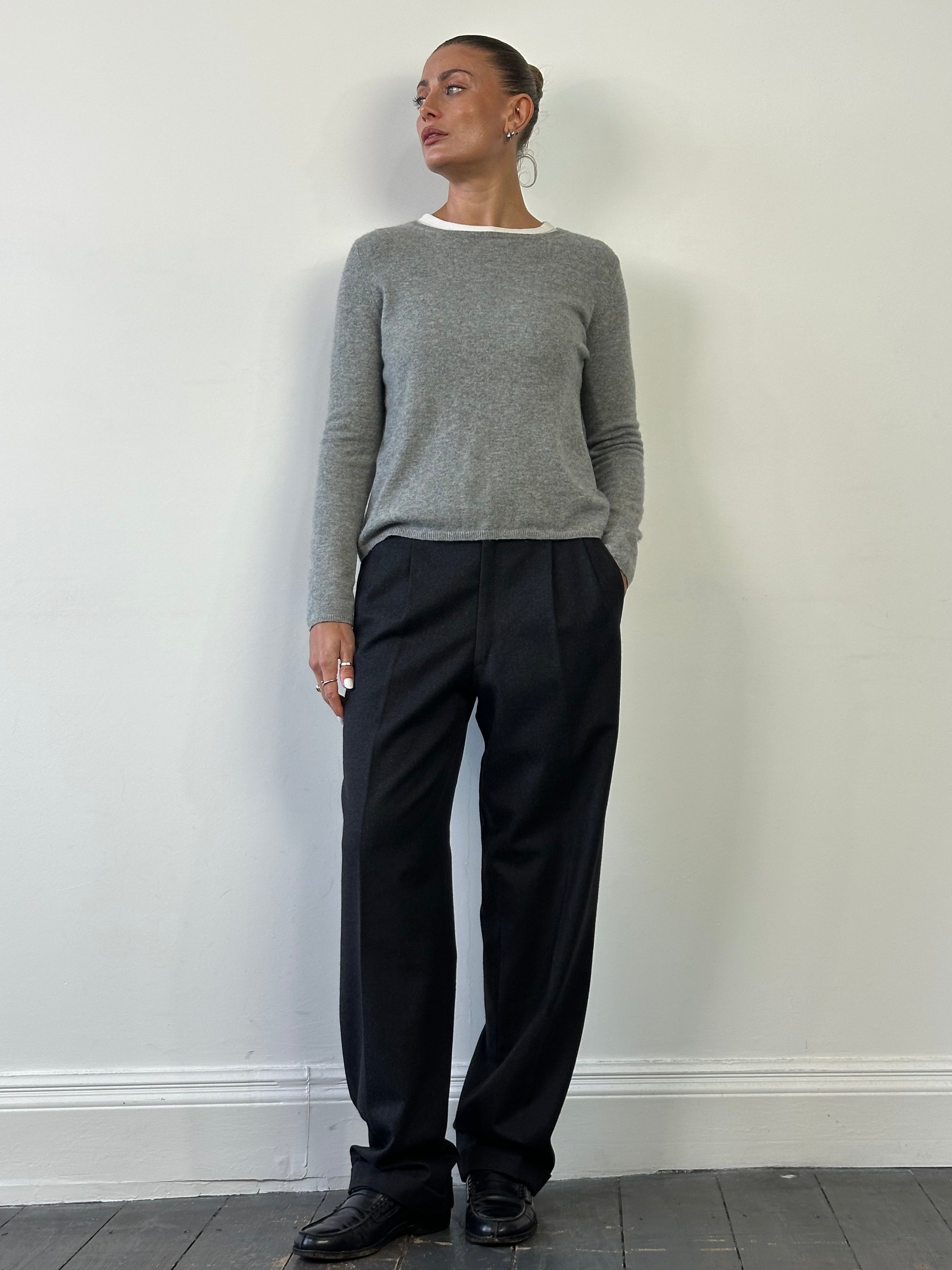 Italian vintage 90s pure wool tailored trousers in size W32, showcasing classic fit and fine craftsmanship.