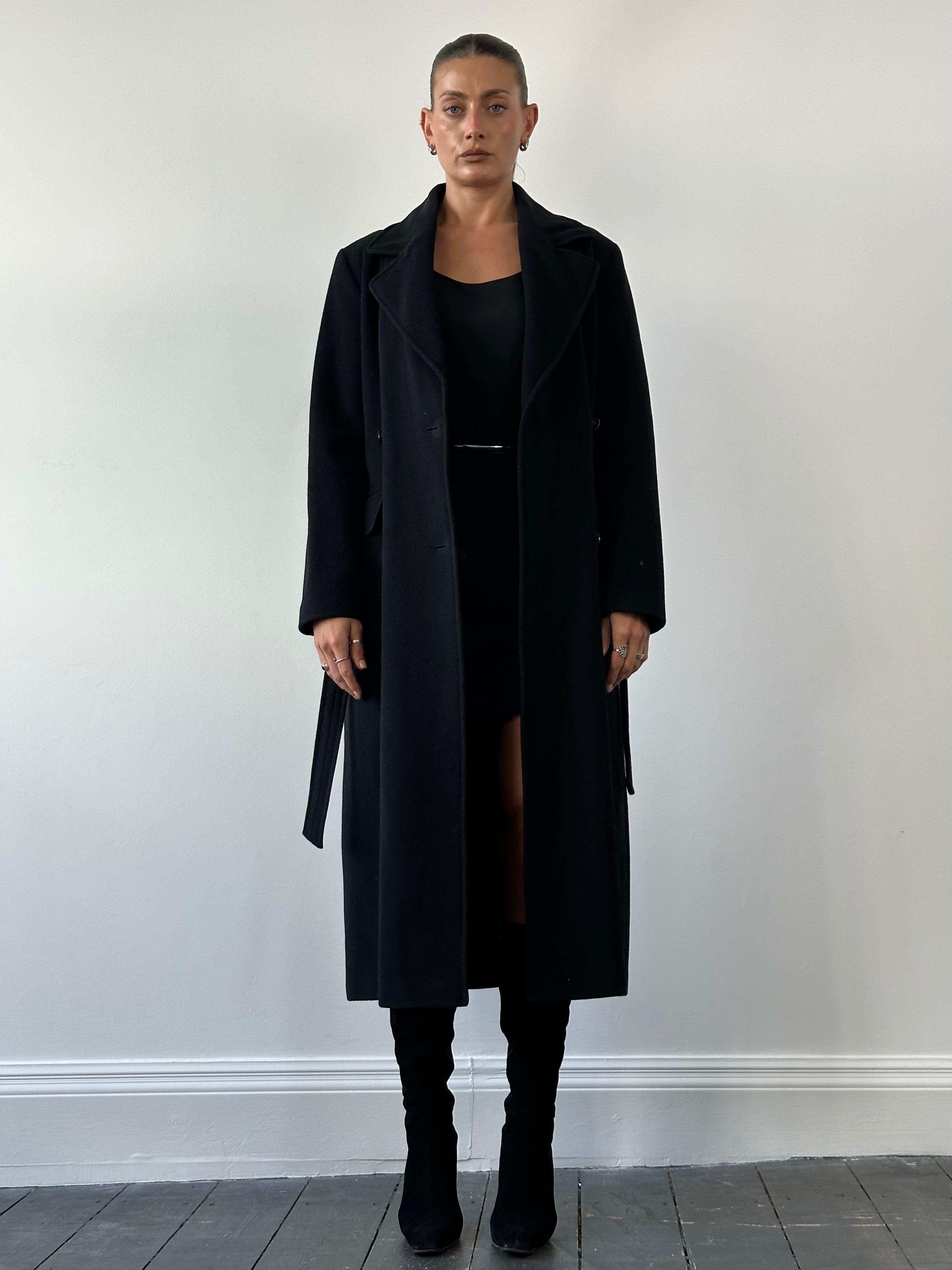 Vintage wool coat with removable faux fur collar, belted design, in size M/L, stylish and warm outerwear for cold weather.