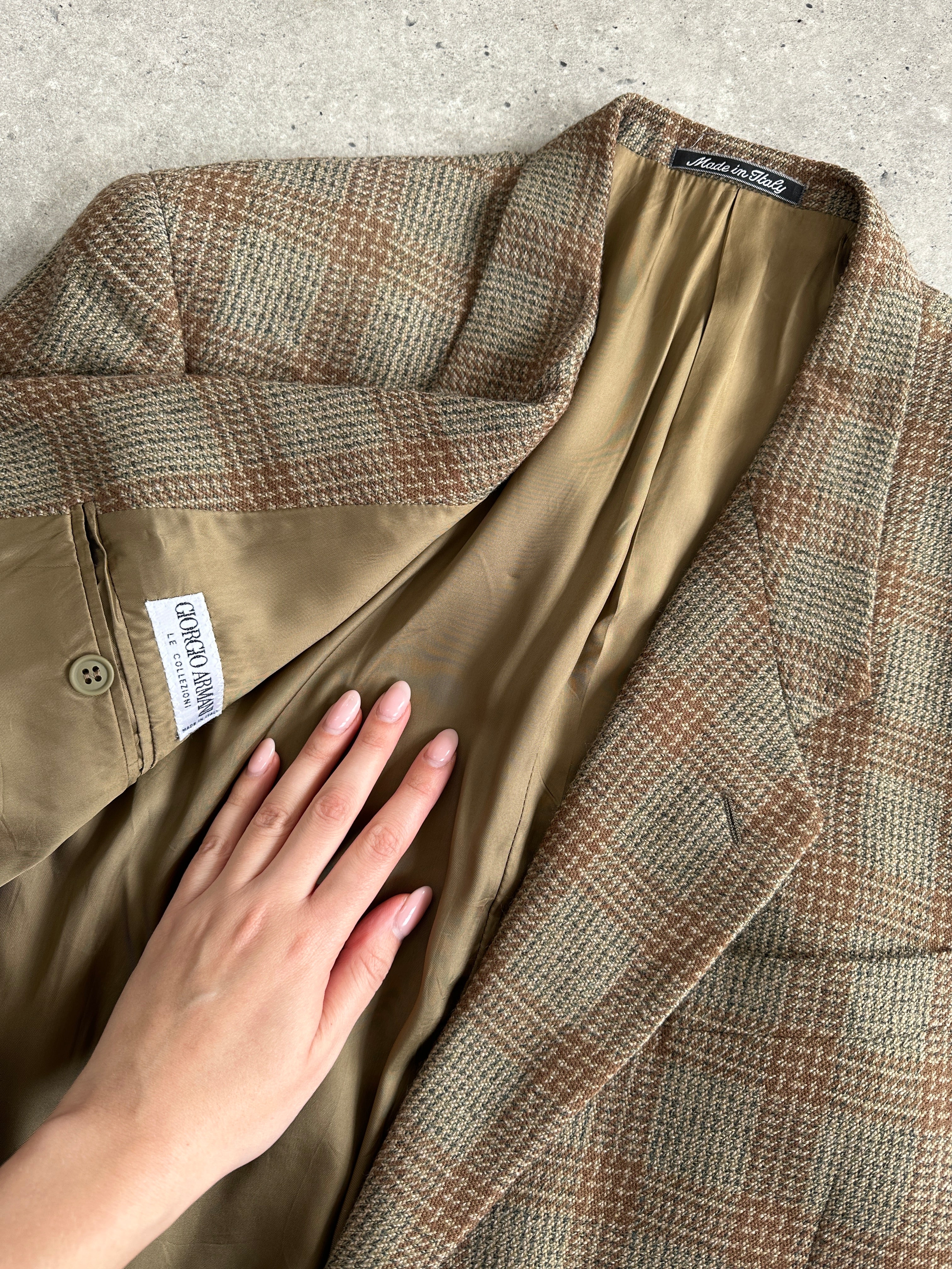 Giorgio Armani Le Collezioni wool check single-breasted blazer in size 44R/XL, featuring a tailored fit and classic check pattern.