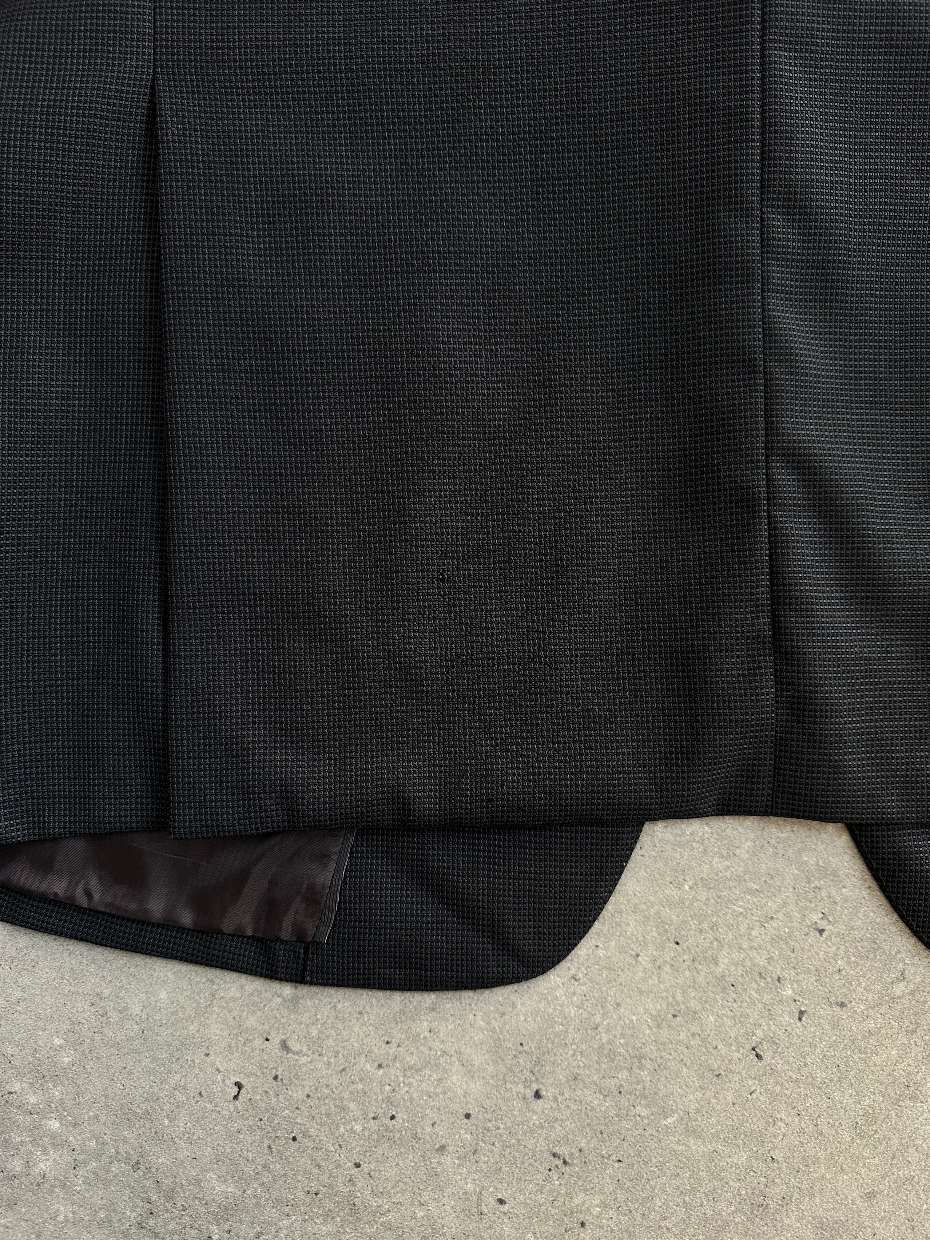 Armani Collezioni 2000s pure wool blazer in size 44R/XL, tailored fit with classic lapels and button closure.