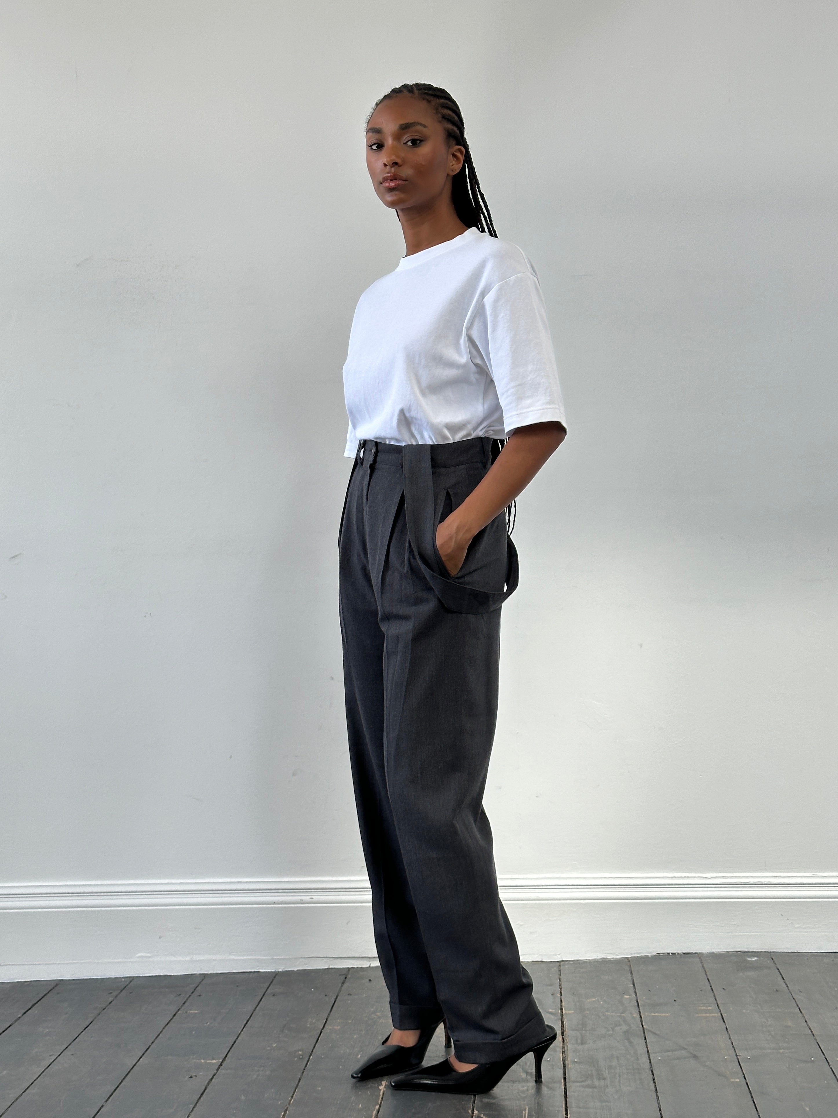 Vintage 1990s pleated tailored trousers with detectable braces, W26, featuring a classic design and tailored fit.