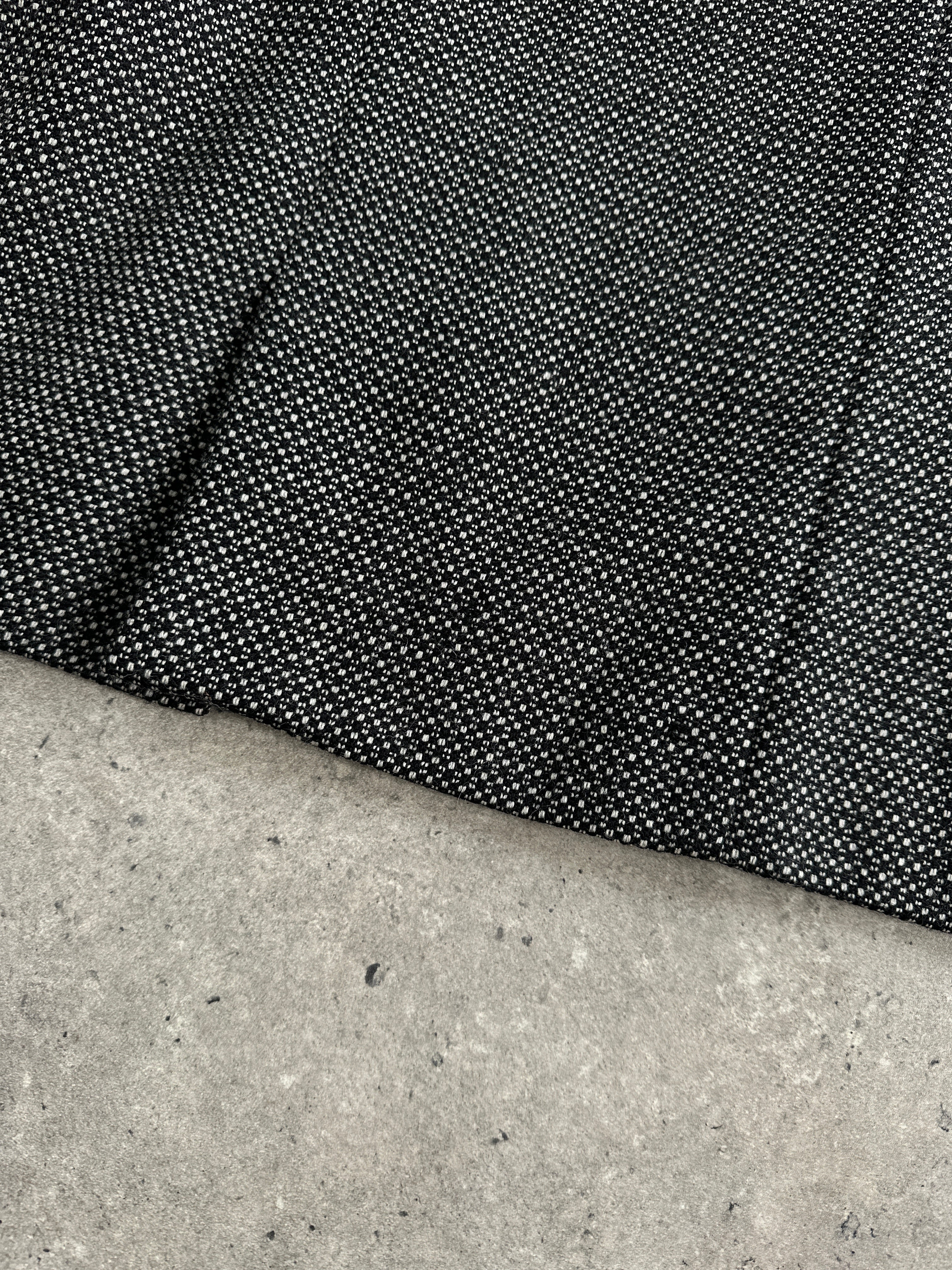 Gianni Versace Versus 90s pure wool single-breasted blazer in size 40R/L, classic tailored design with notch lapel.