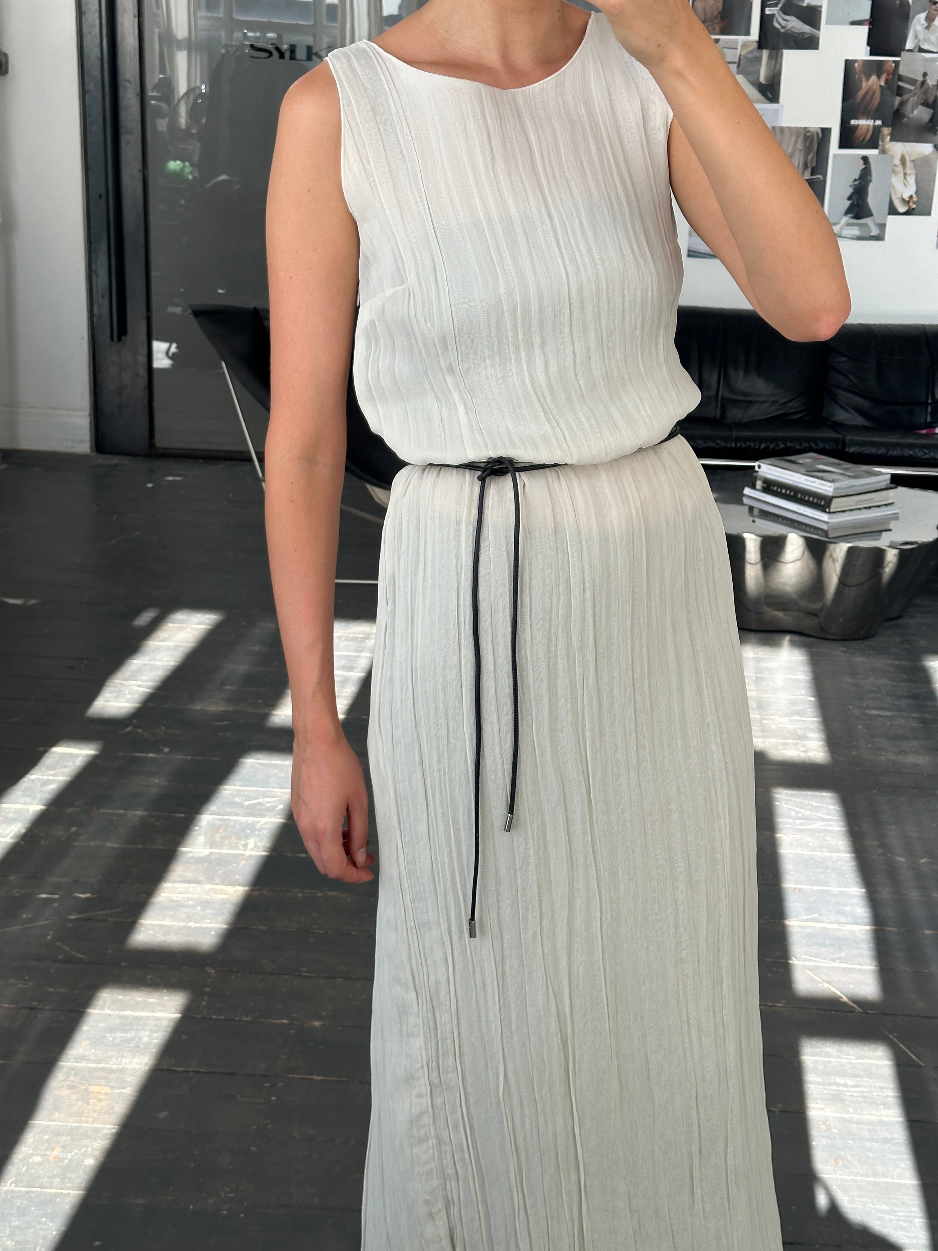Vintage 2000s pleated floor-length dress in size M, featuring a classic retro style and elegant flowy fabric.